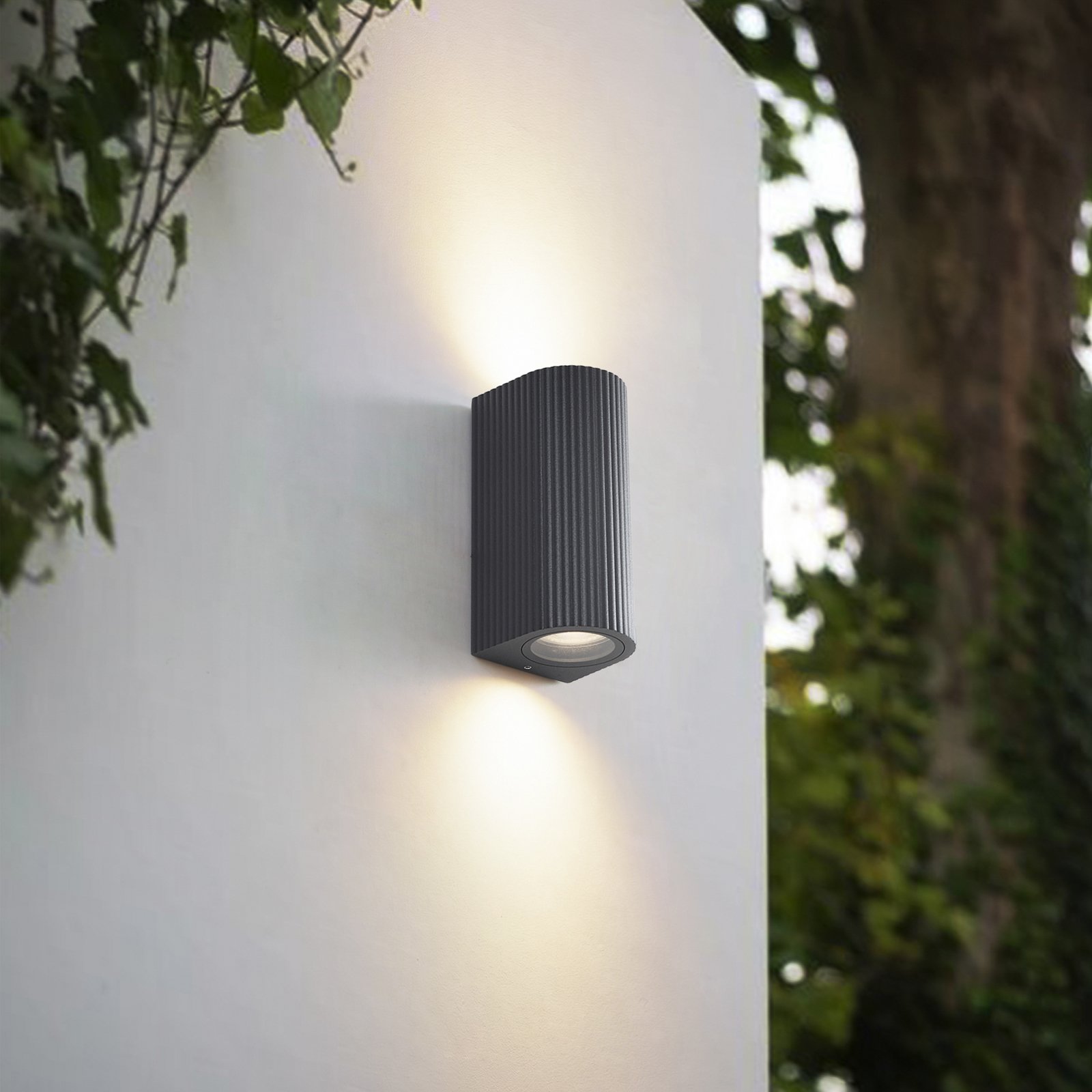 Lindby Außenwandleuchte Aluvo, anthrazit, 16 cm, IP65 Riffel