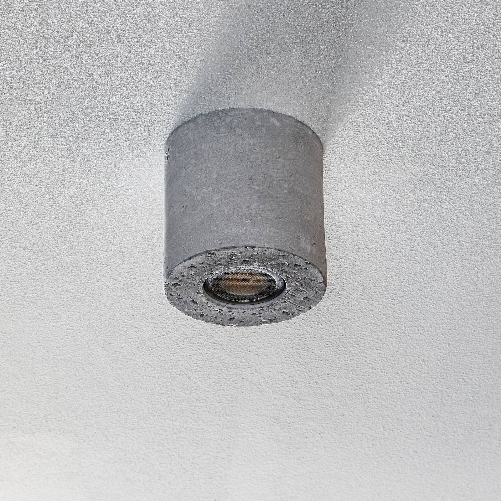Lampa sufitowa Ara jako walec z betonu