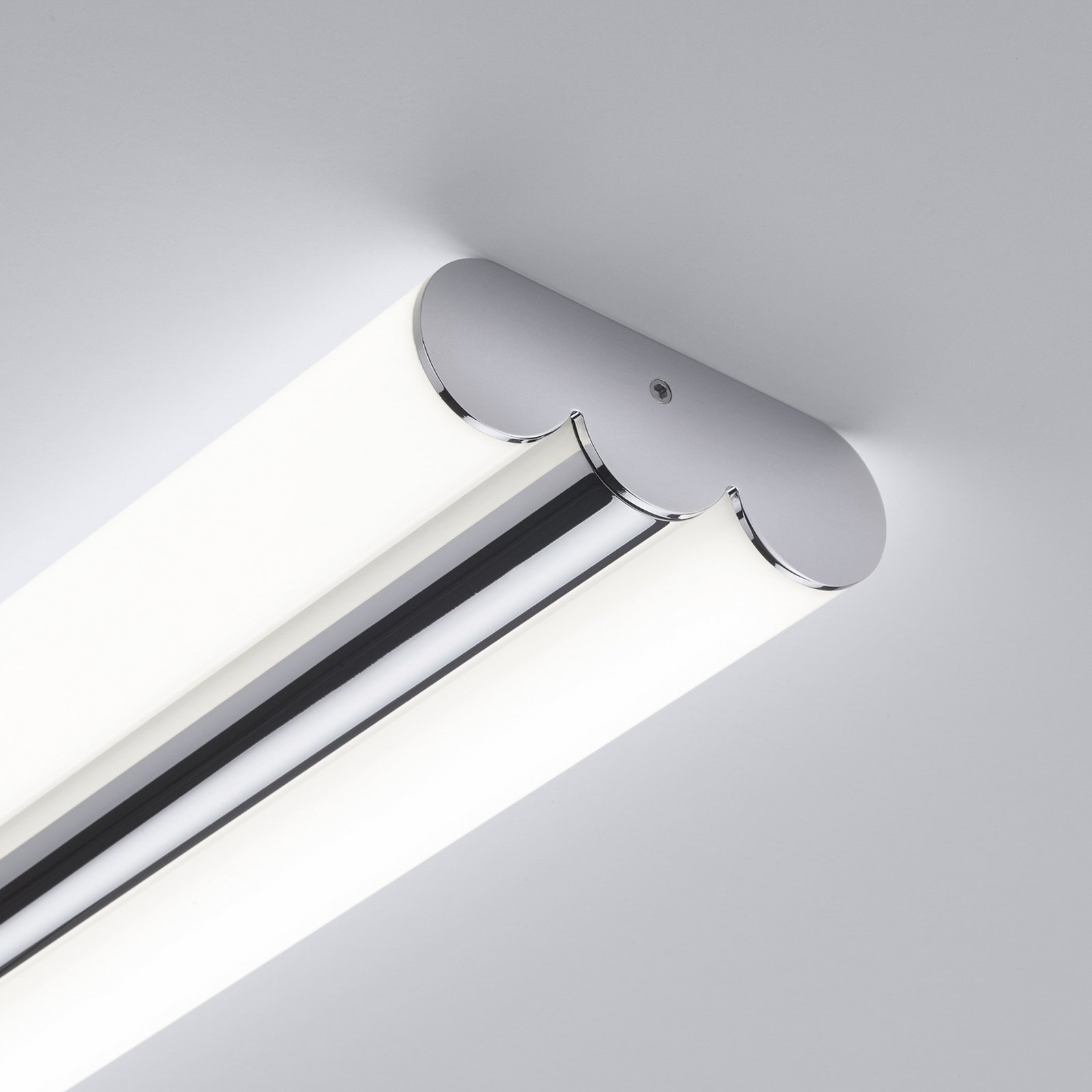 Helestra LED mirror lamp LOOM, length 90 cm, chrome, IP44