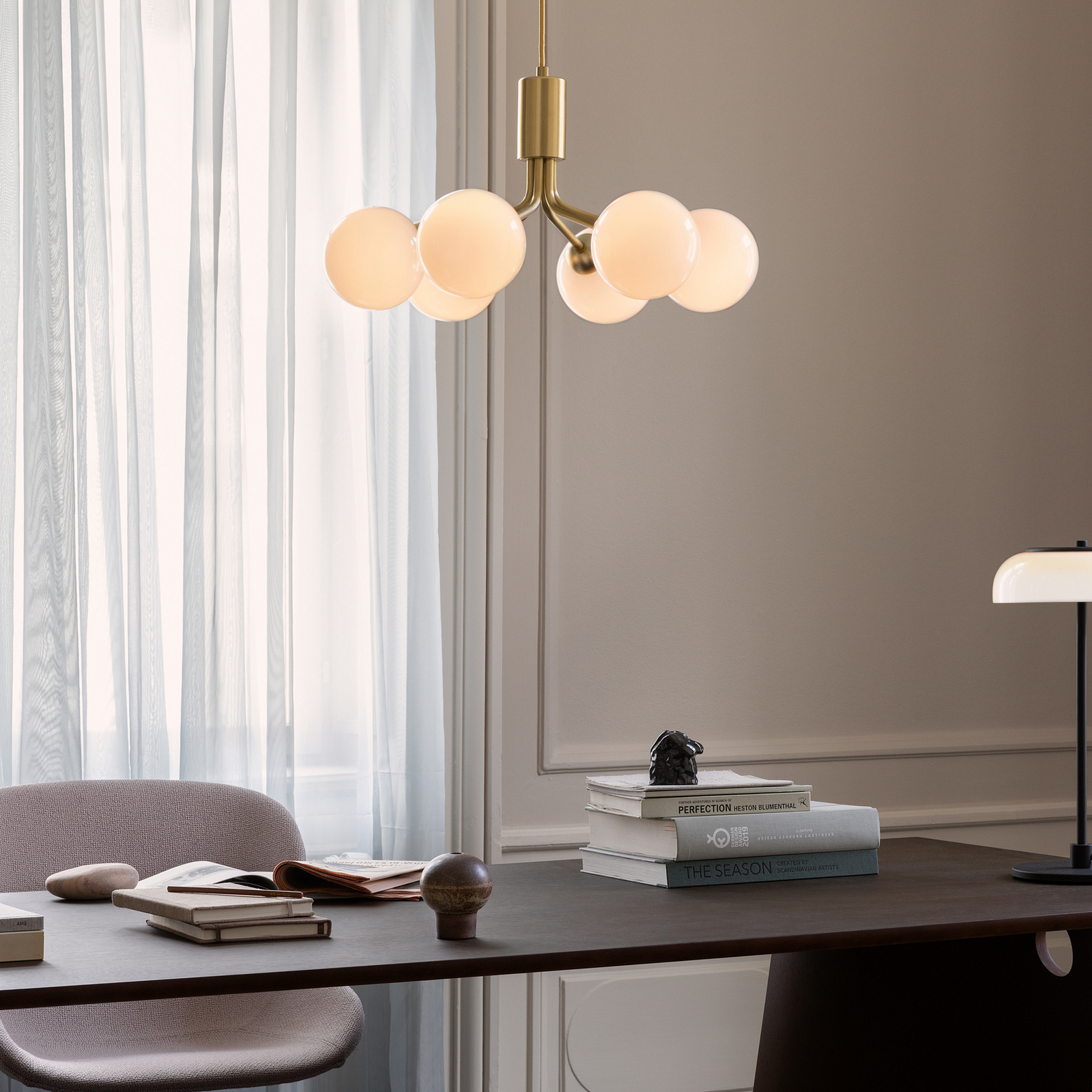 Suspension Apiales 6, laiton/opale, Ø 50 cm - Nuura