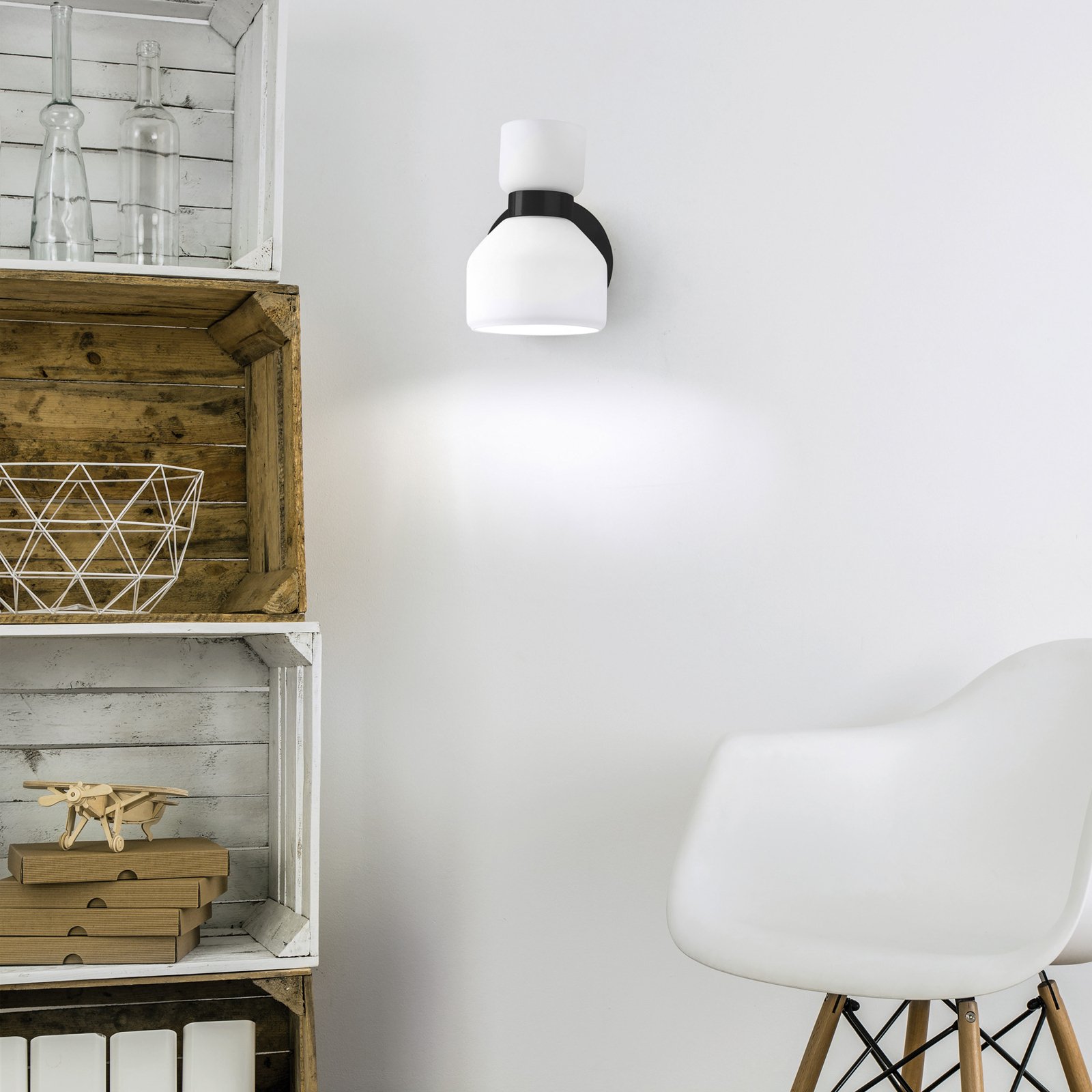 Wandlamp Fifty, zwart, opaal wit glas, verstelbaar