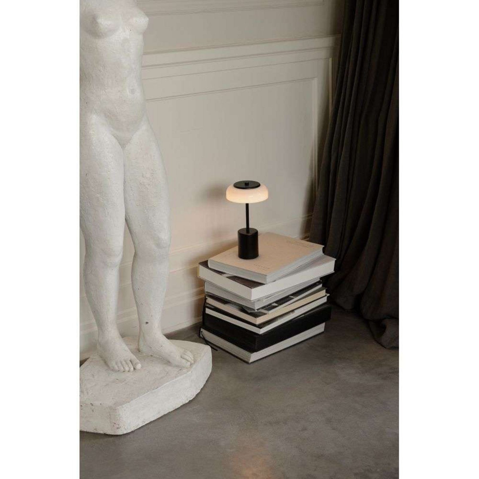 Nuura LED tölthető asztali világítás Blossi, magasság 26 cm, fekete/opál