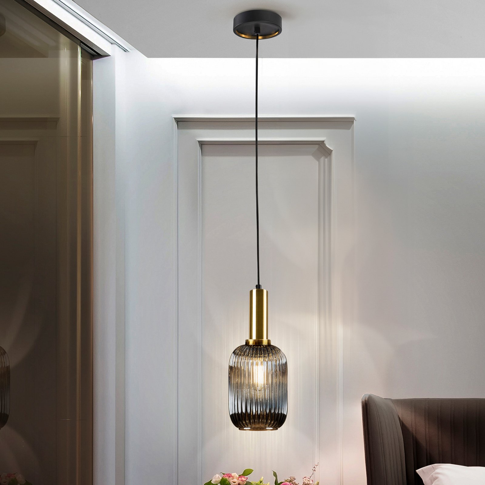 Norma pendant light, 1-bulb, glass, black/brass, smoke