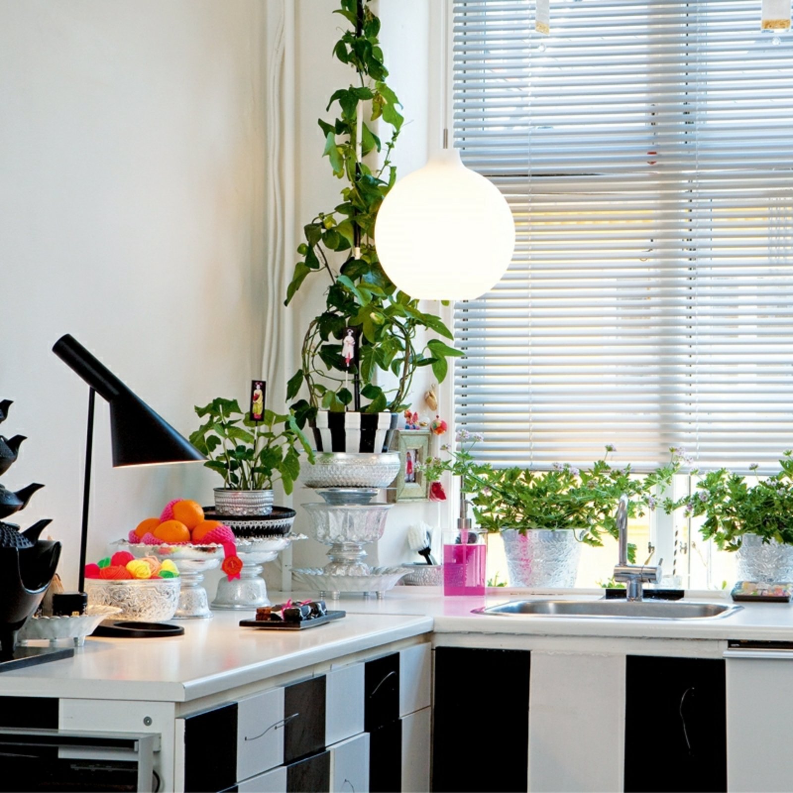 Louis Poulsen AJ - Designer table lamp, black