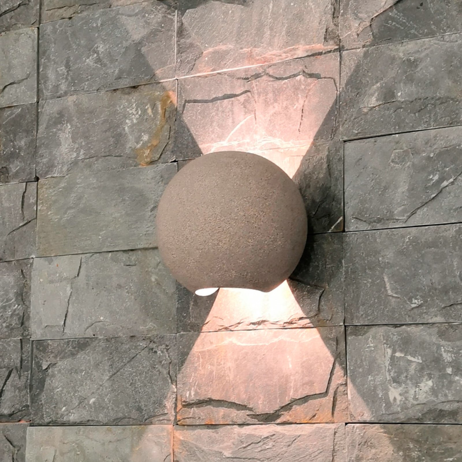 Loom LED outdoor wall lamp made of concrete
