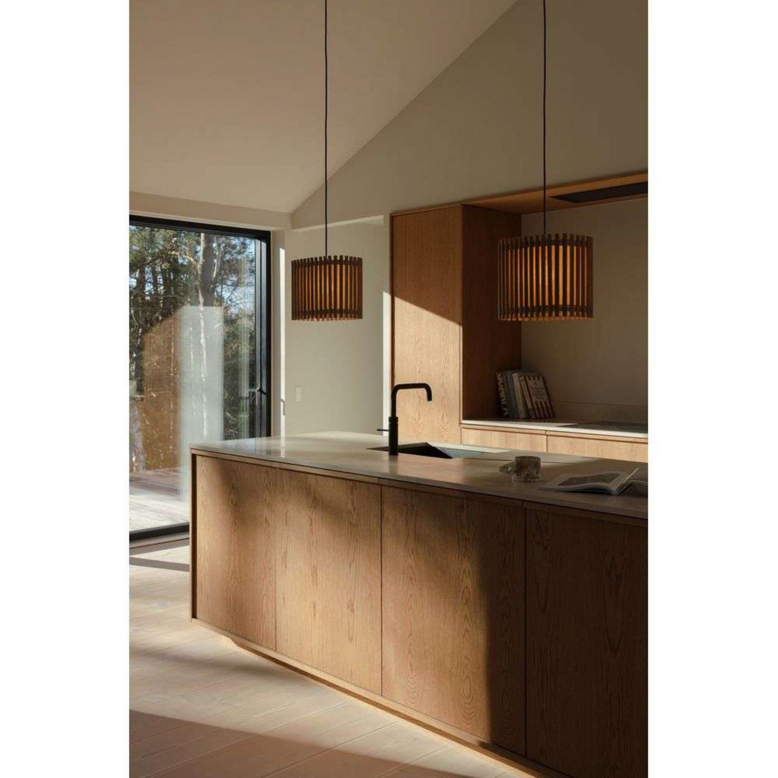 Alternativ bild 1 för UMAGE - Komorebi Skärm Medium Circle Dark Oak Umage