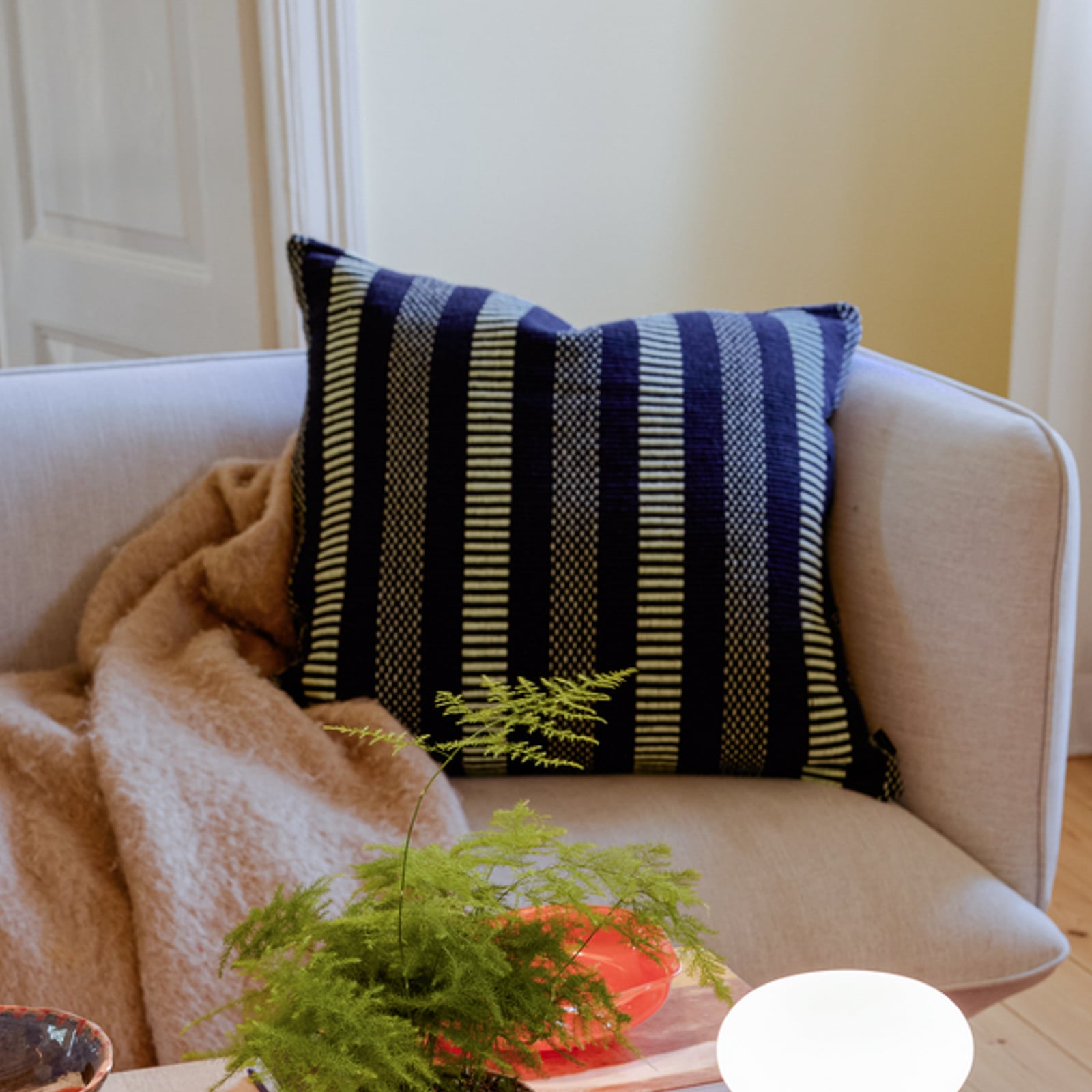 Cuscino Morph blu scuro, larghezza 60 cm - Hübsch