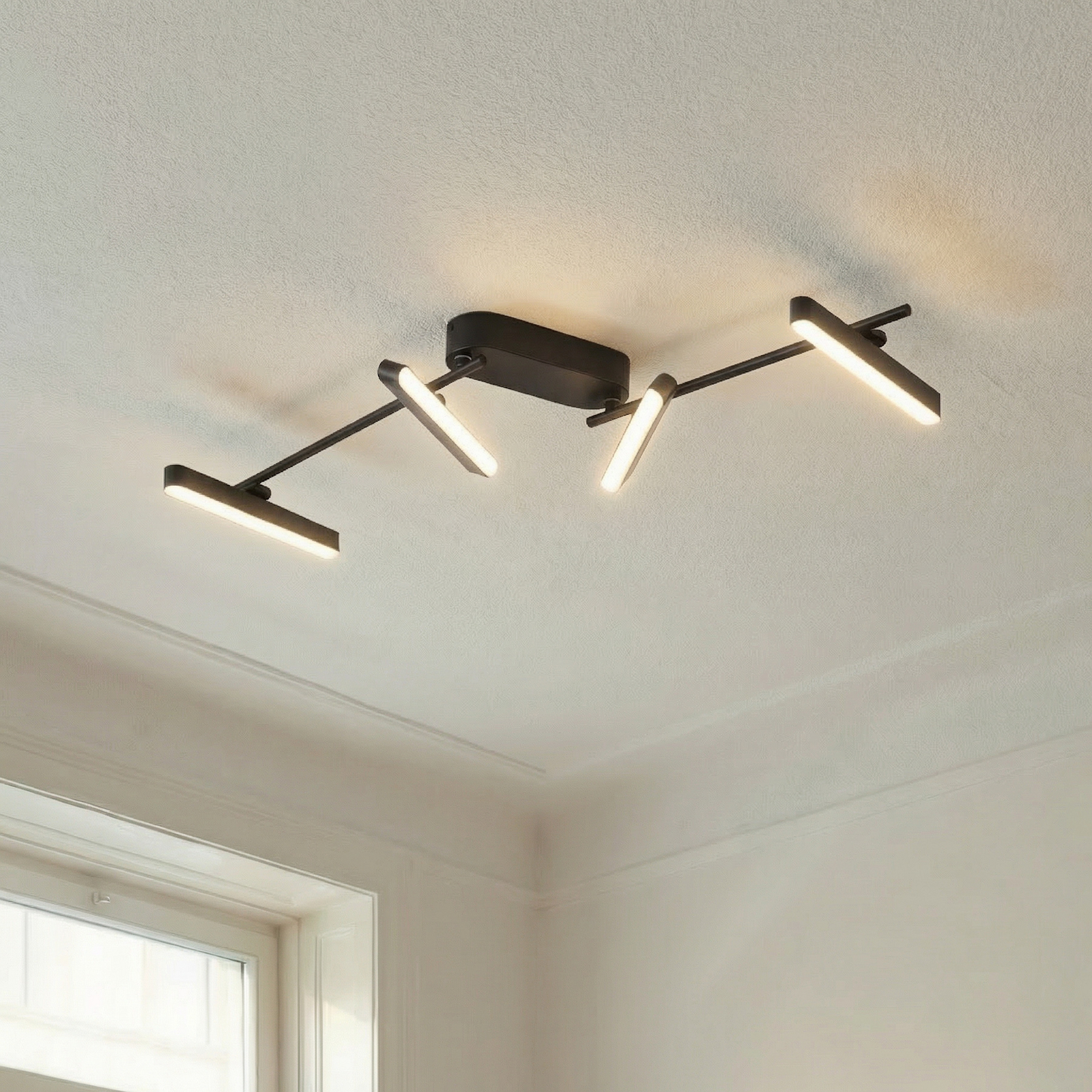 Lindby Plafonnier LED Eldrin, 4 lampes, noir,réglette lumineuse LED