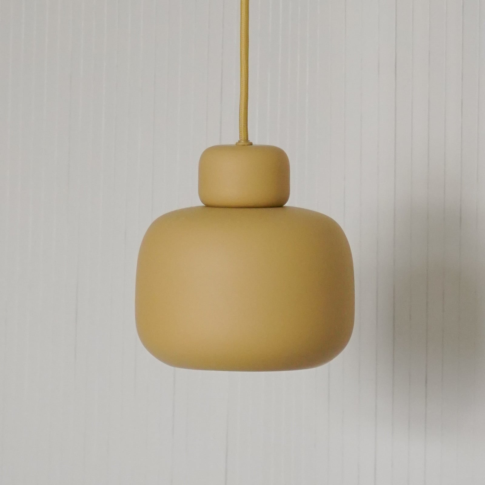 Stone pendellampe Large, sennepsgul, metall, Ø 24 cm – Woud - Kjøkken - Design - Med en lyskilde