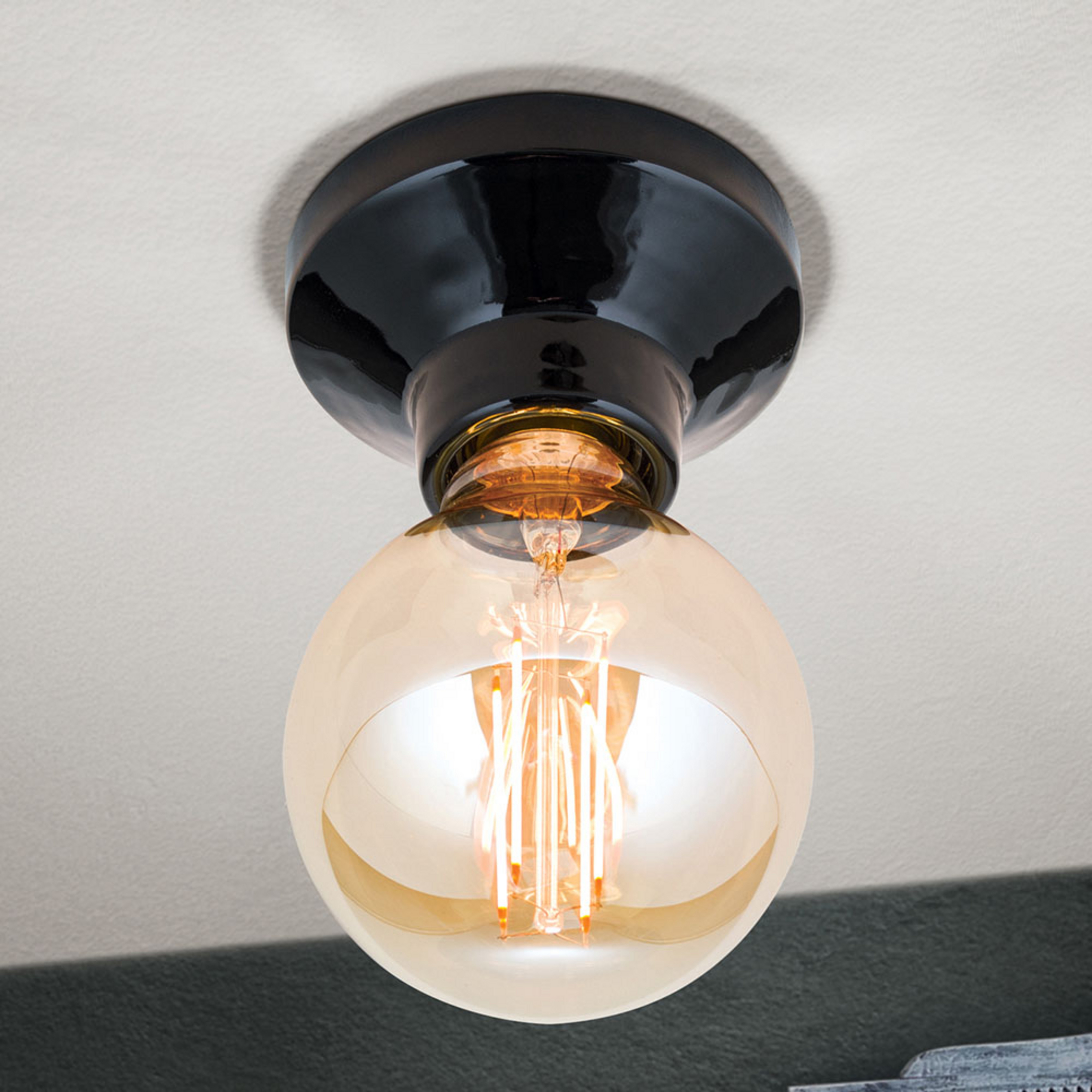 Frost taklampe av keramikk, svart
