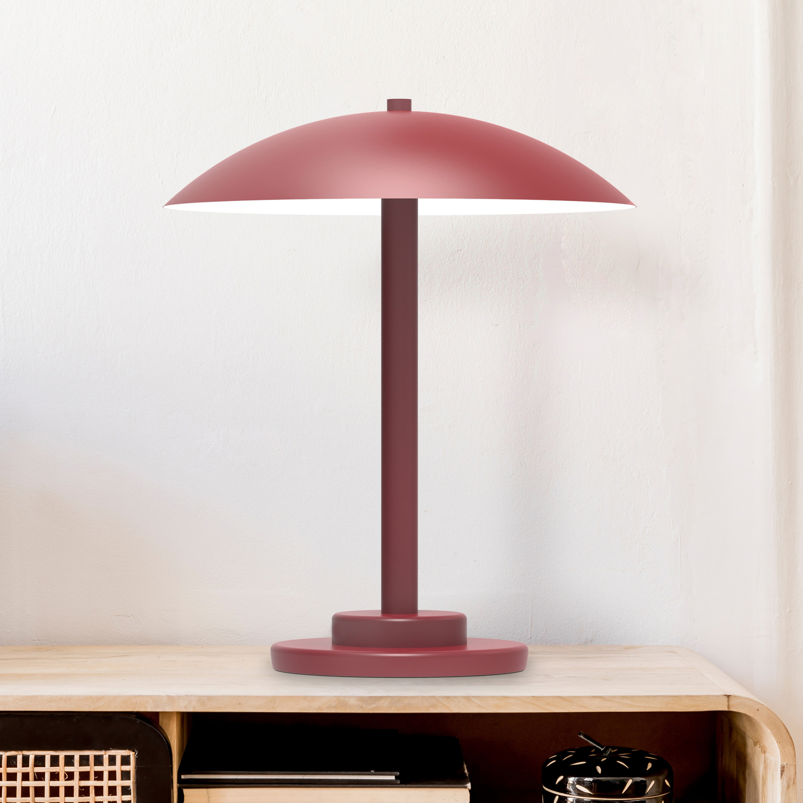 Aluminor Chicago table lamp, round lampshade, red