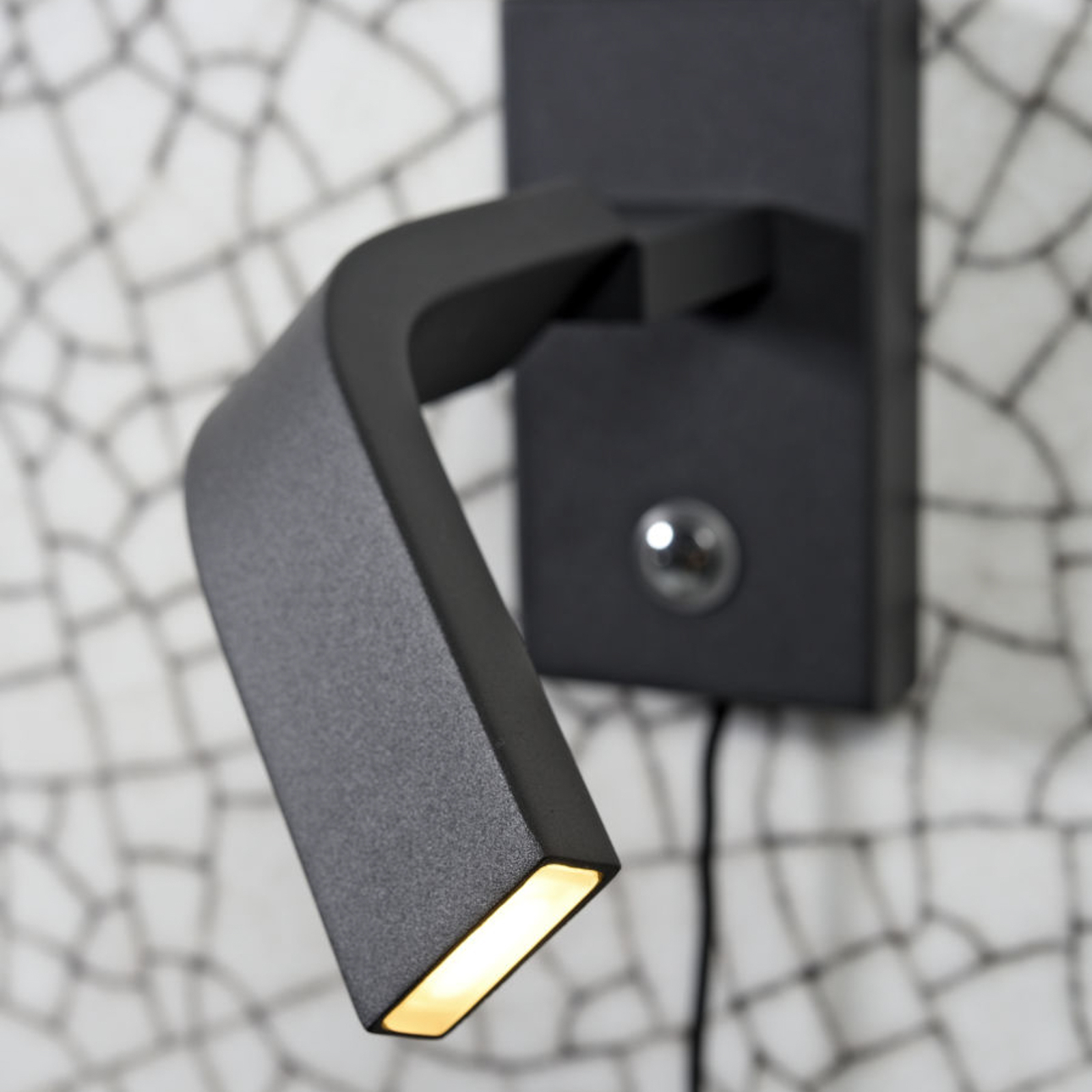 A RoMi Zurich LED-es olvasólámpáról van szó, fekete színű