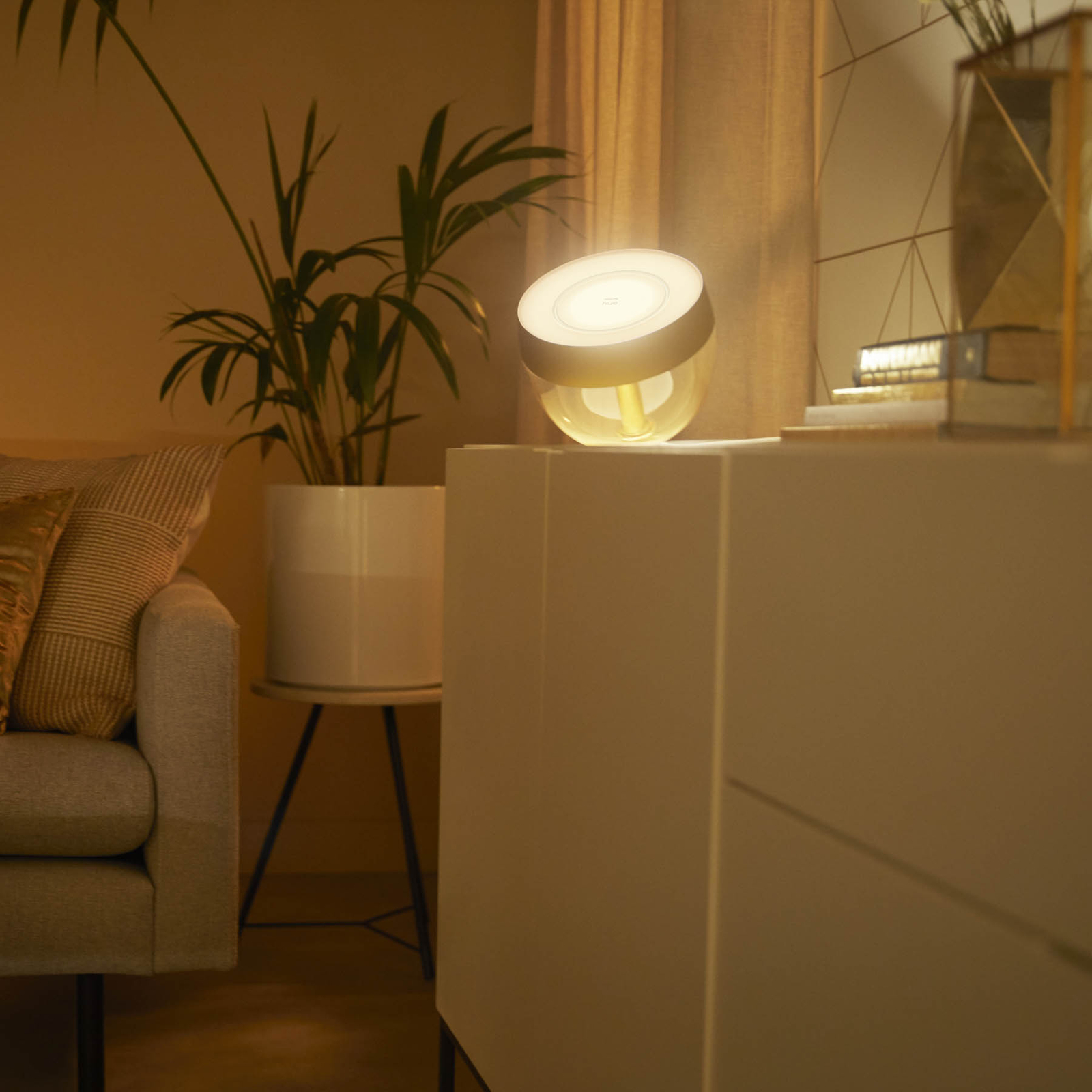 Philips Hue Iris WACA stolná LED lampa, zlatá