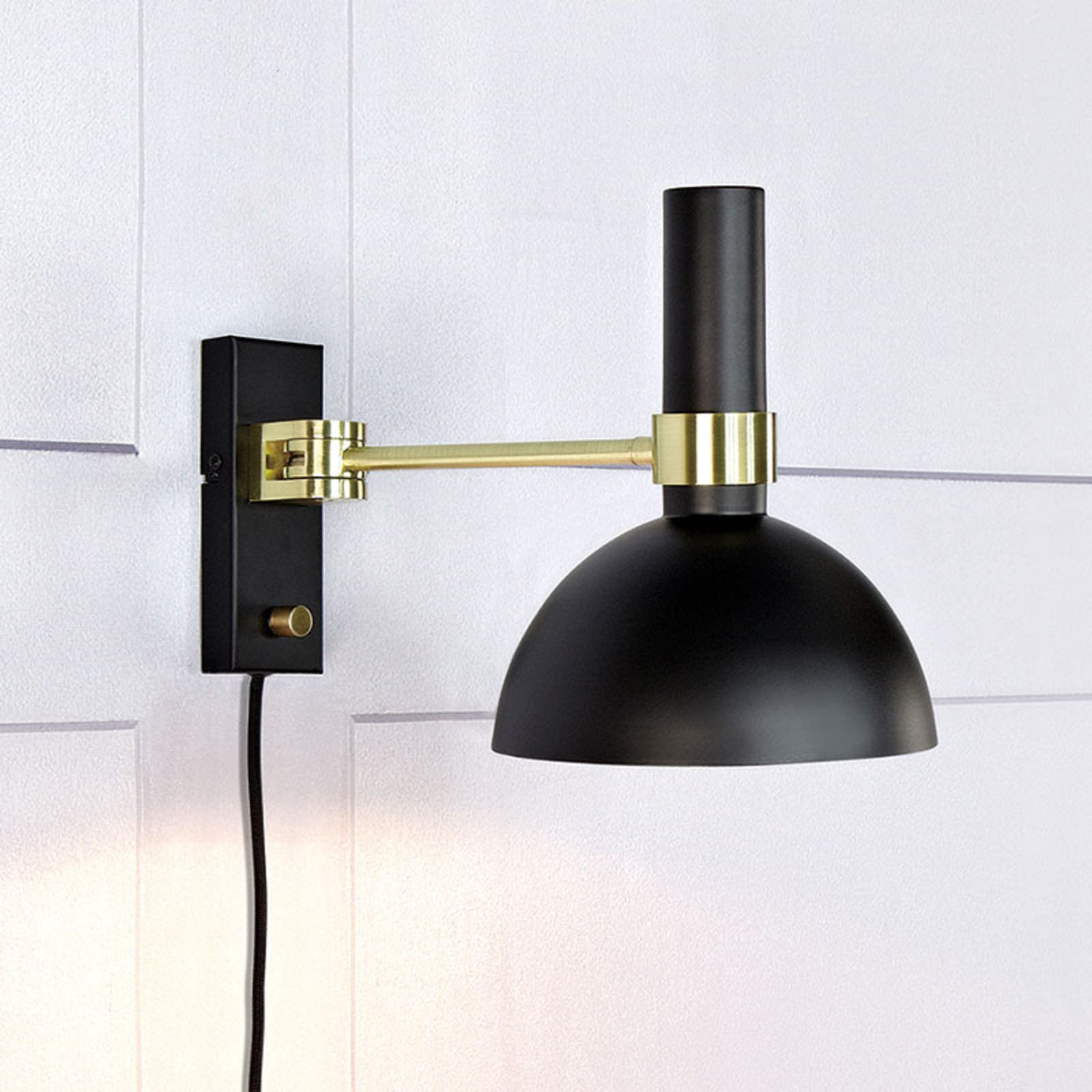Larry Vägglampa Black/Brushed Brass - Markslöjd