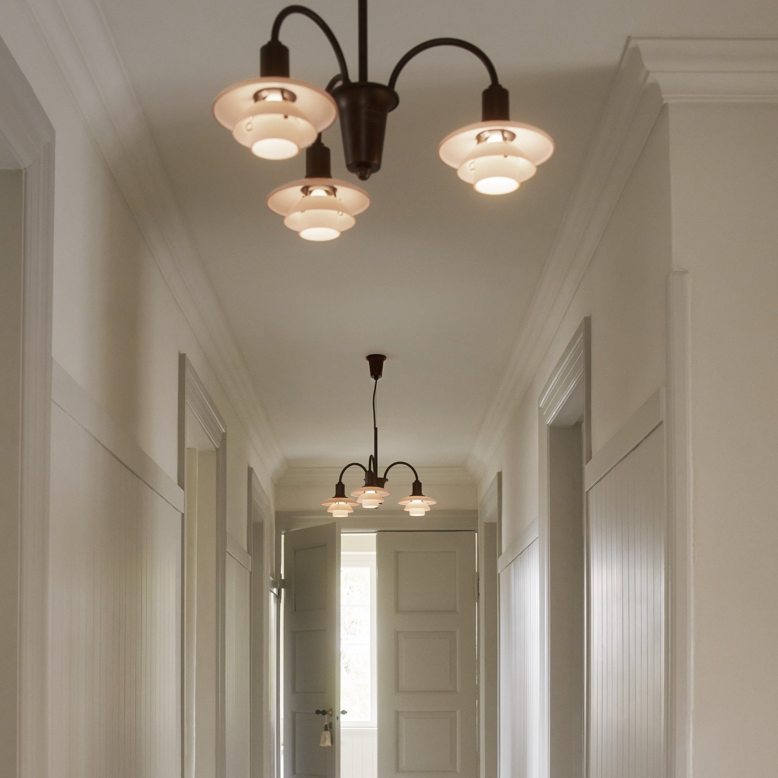 Louis Poulsen Lustre PH 1/1, laiton bruni, à 3 lampes. Louis Poulsen Lustre PH 1/1, laiton bruni, à 3 lampes.