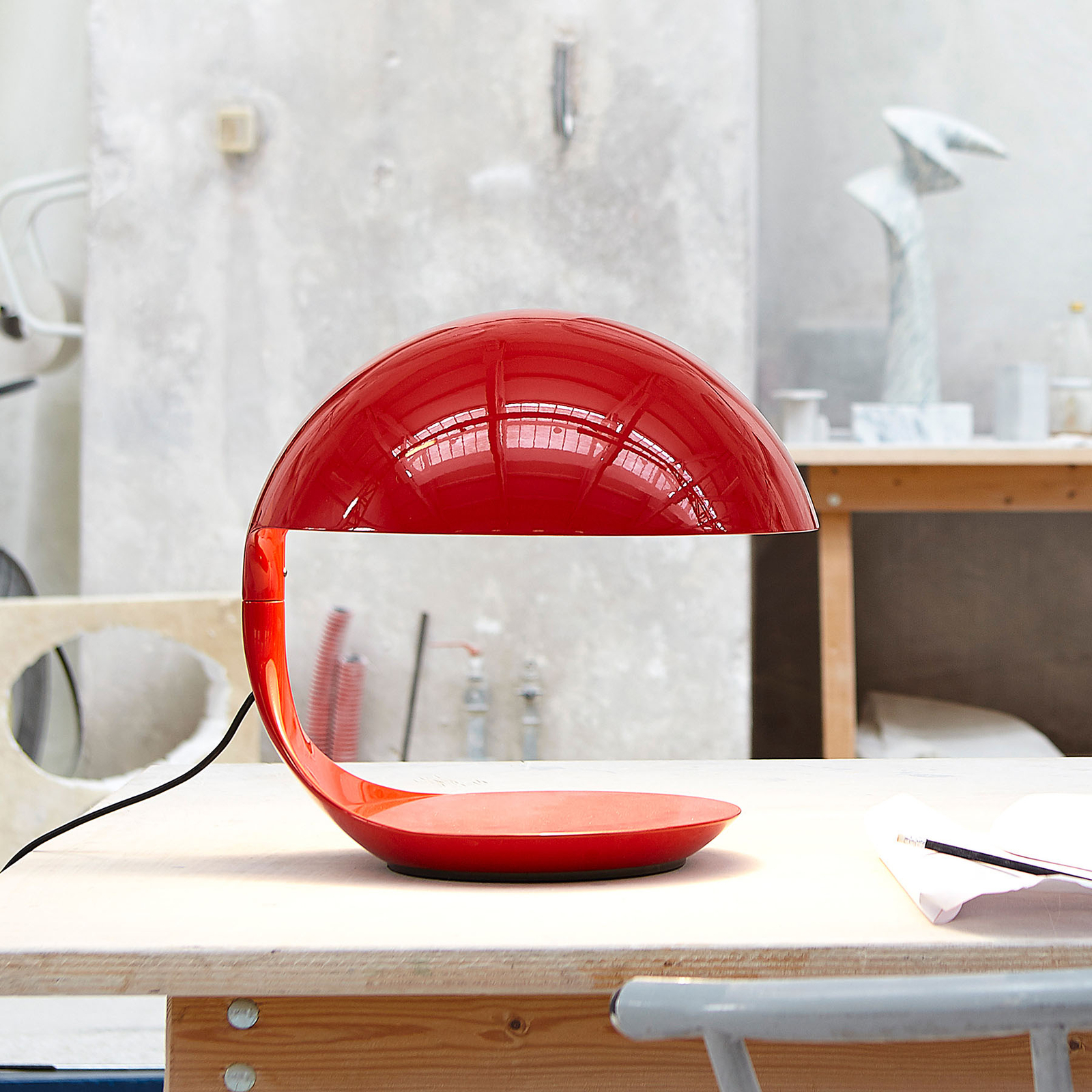 Martinelli Luce Cobra retro stolní lampa, červená