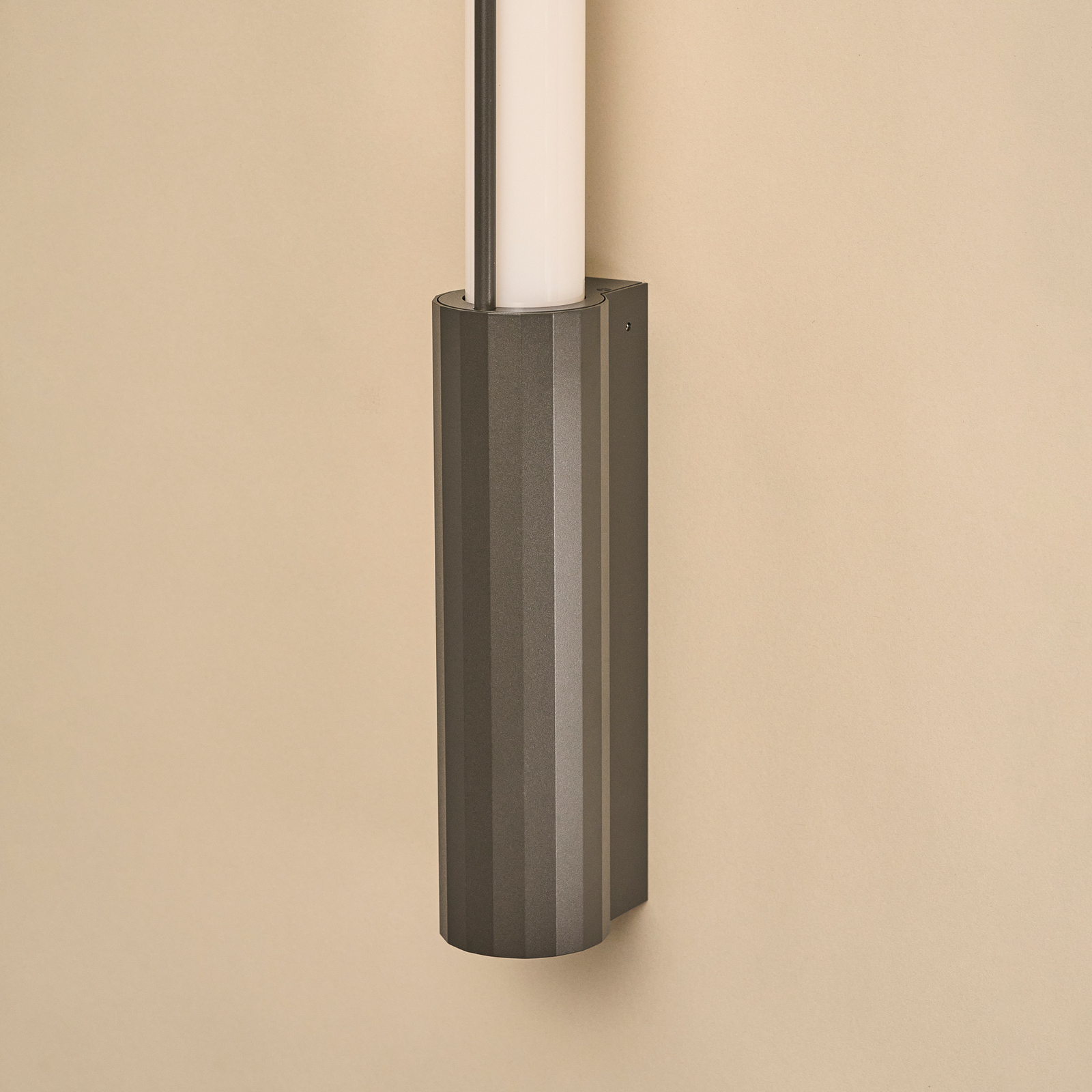 Applique murale LED In Fine, gris foncé, hauteur 105 cm, IP65 - DCW