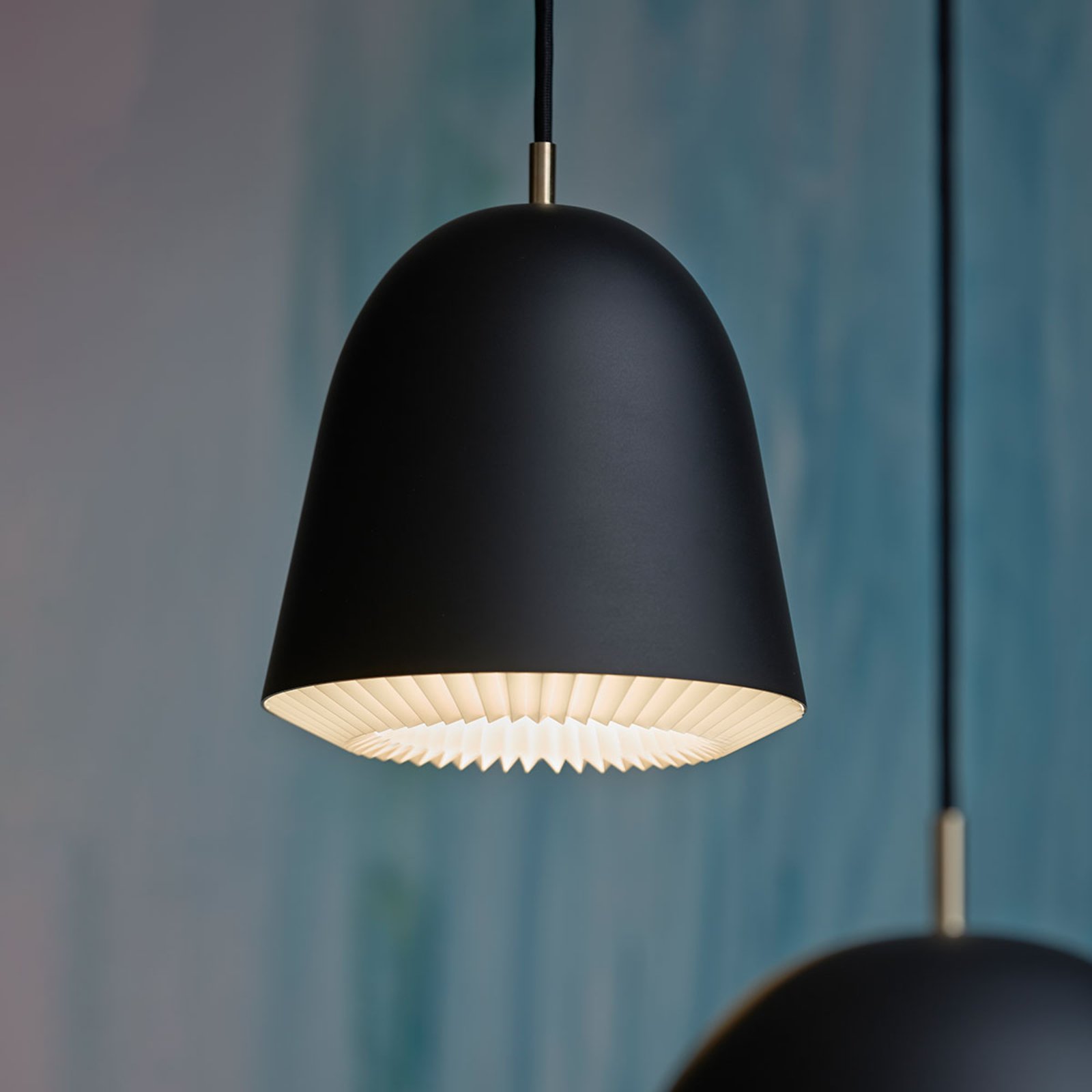 LE KLINT Caché - lámpara colgante, negro, 20 cm