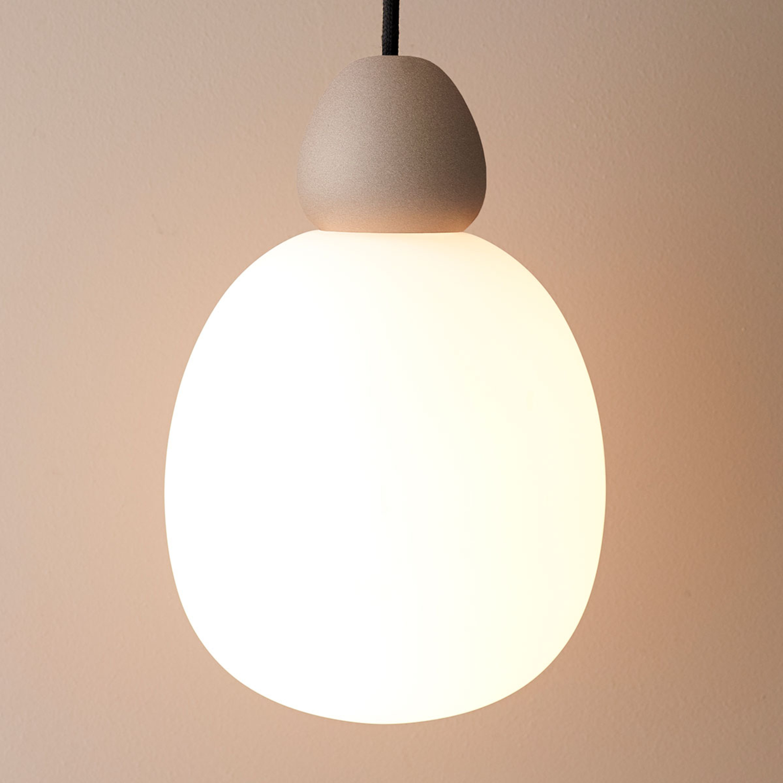 Sklenená závesná lampa Buddy zavesenie pieskové