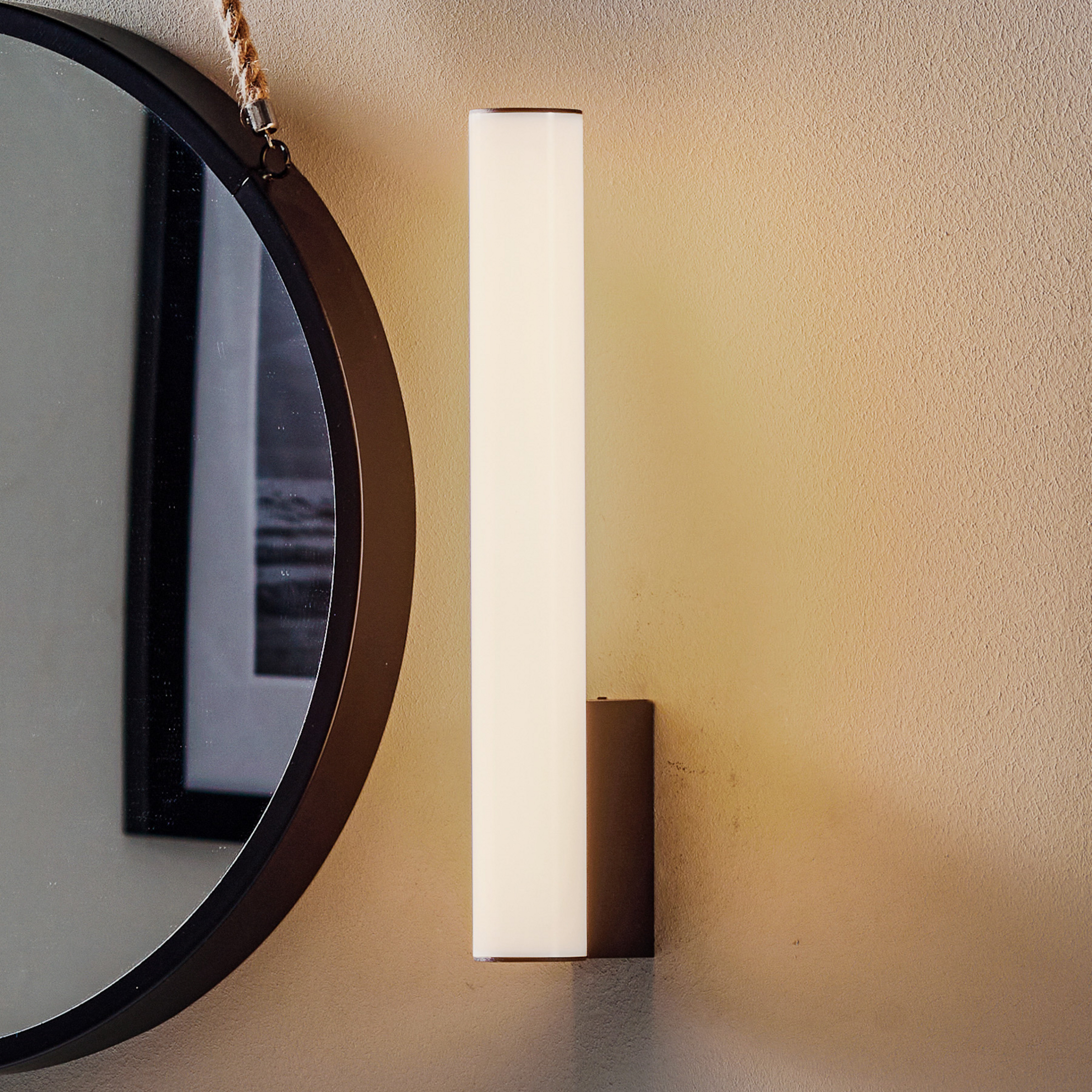 Helestra LED-Spiegellampe Loom, schwarz, 30 cm lang, 2.900 K