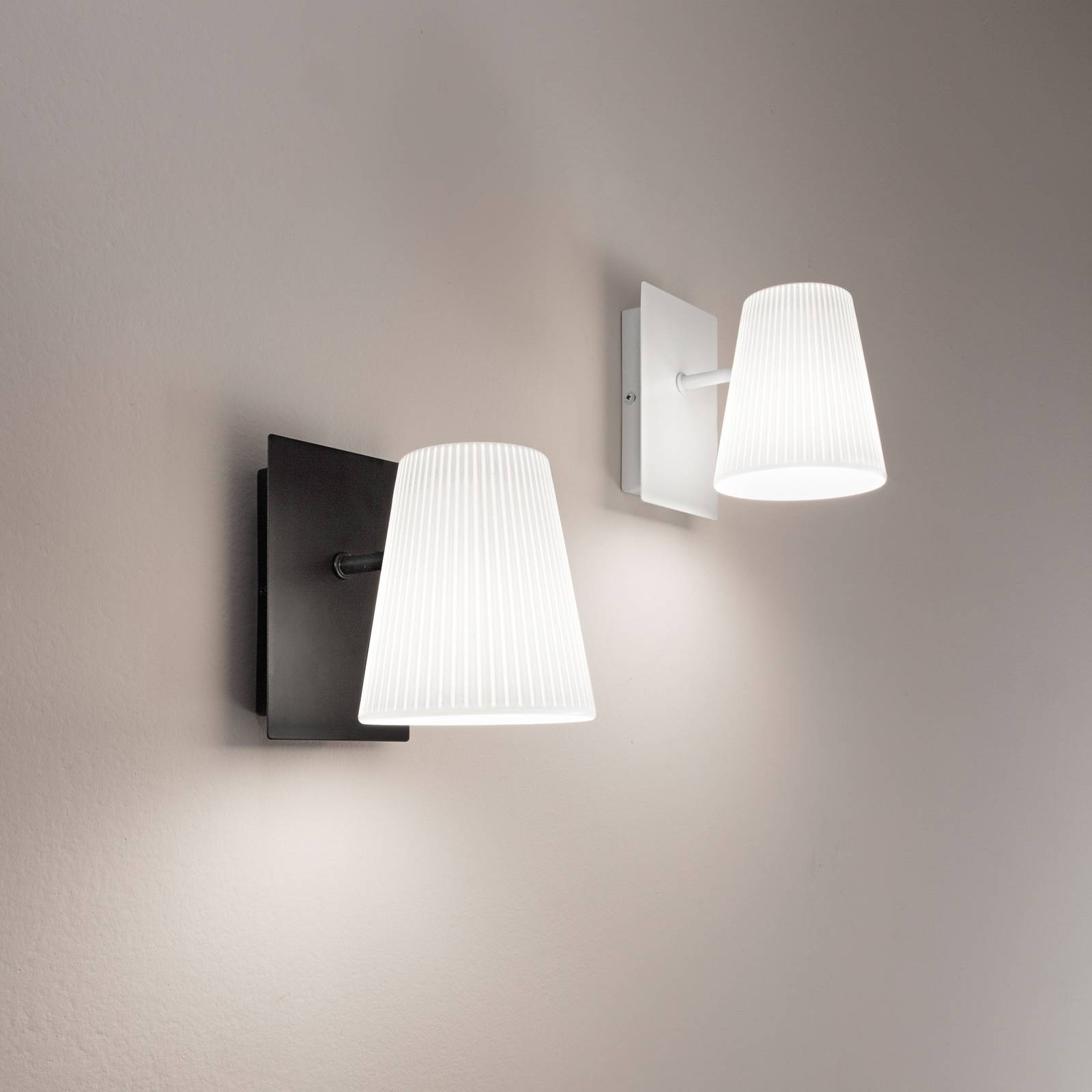 Luce Ambiente Design Vägglampa Cult, svart/vit, bredd 11 cm, metall/textil