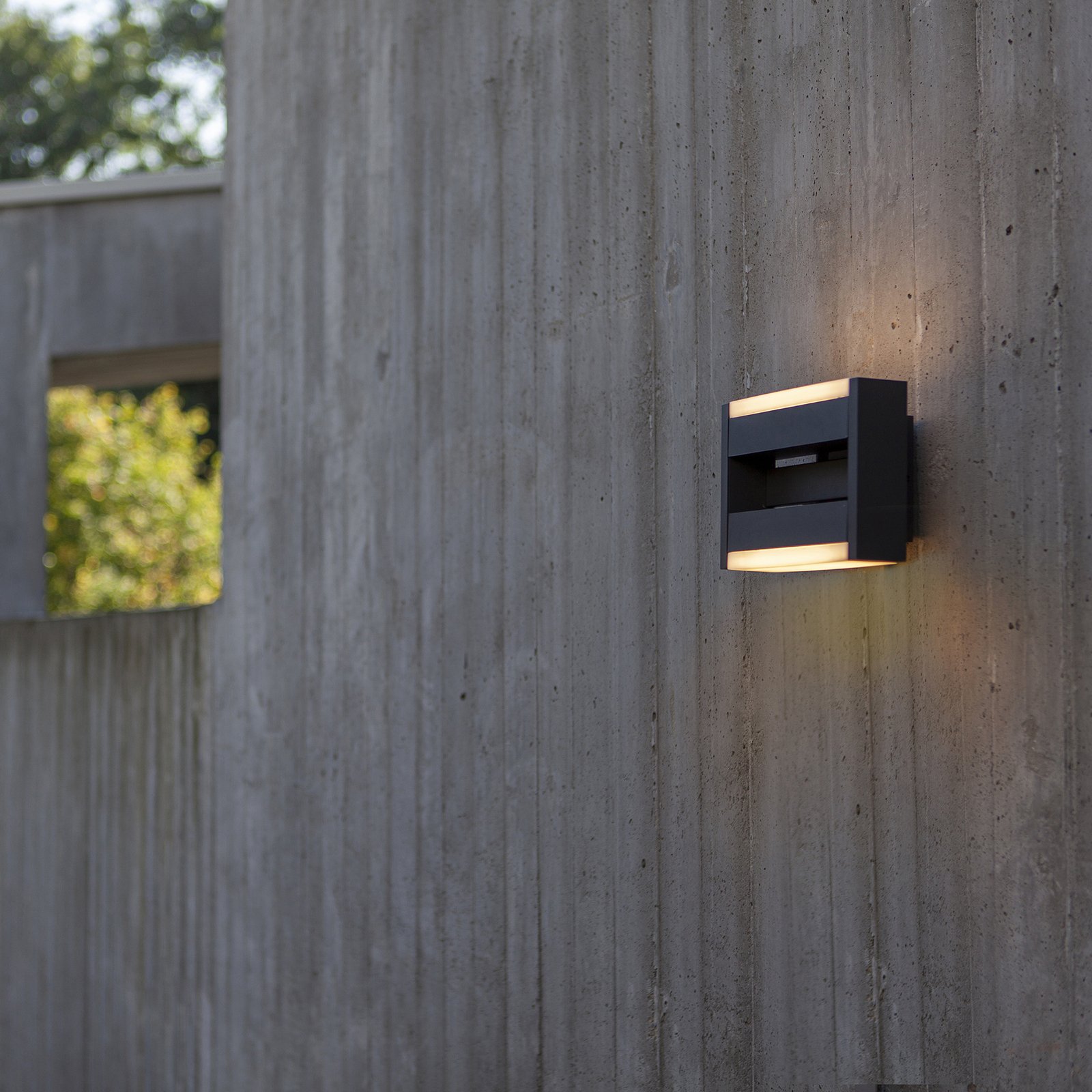 Conroy LED outdoor wall light, movable diffusers