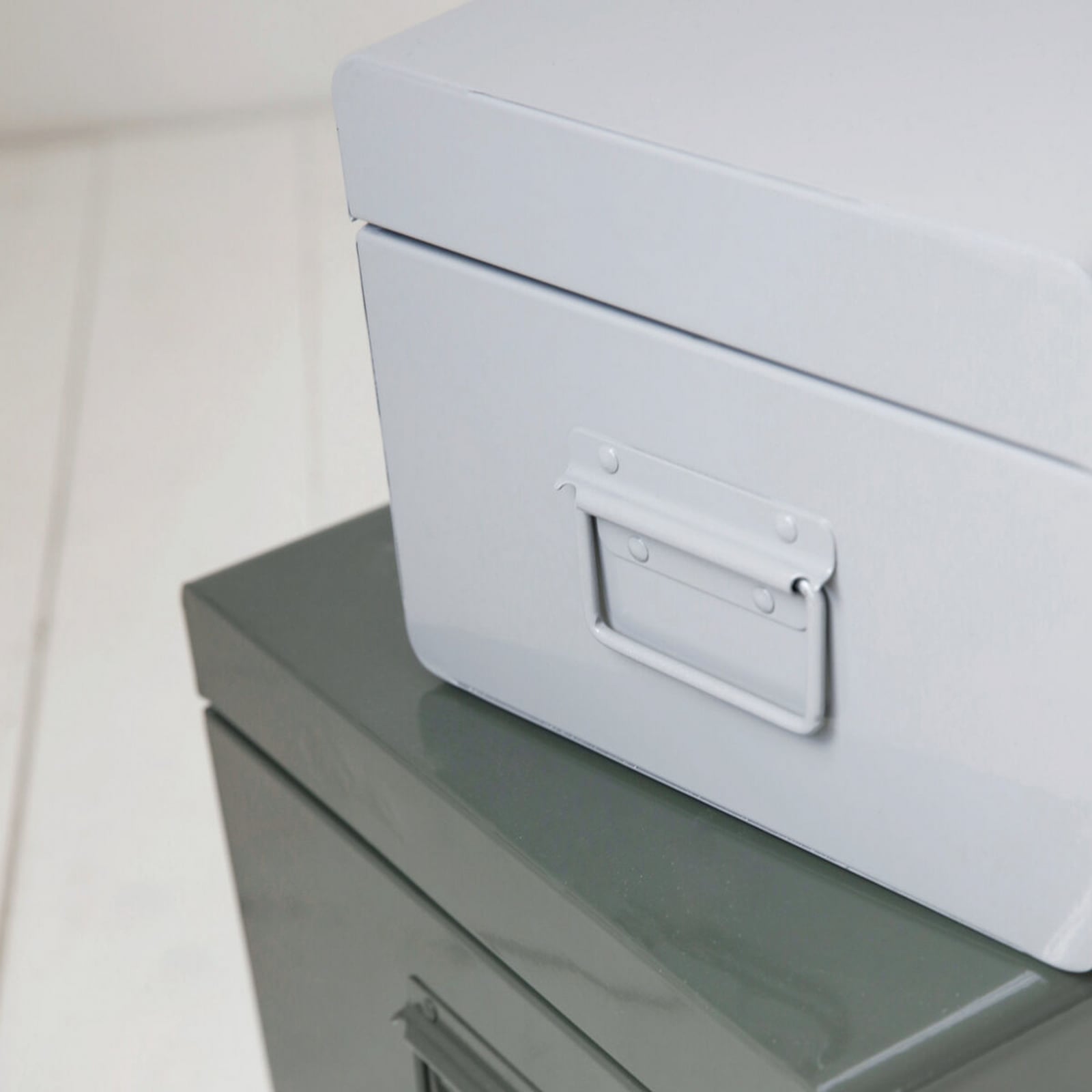 Set di 2 contenitori HDMetal in metallo verde/grigio - House Doctor