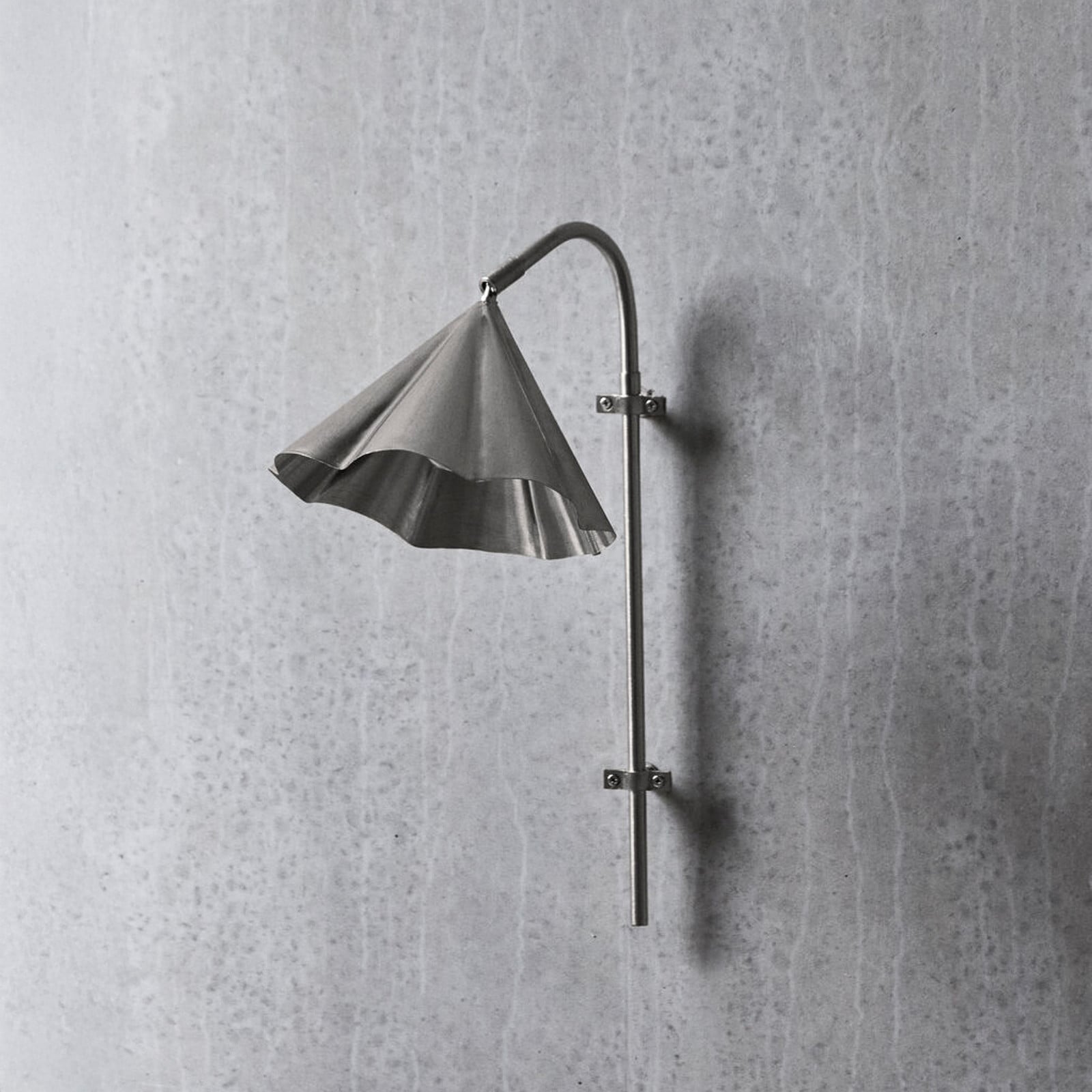 Flola vägglampa, höjd 51 cm, silver, stickkontakt – House Doctor - Hall - Design - Metall - Med en ljuskälla