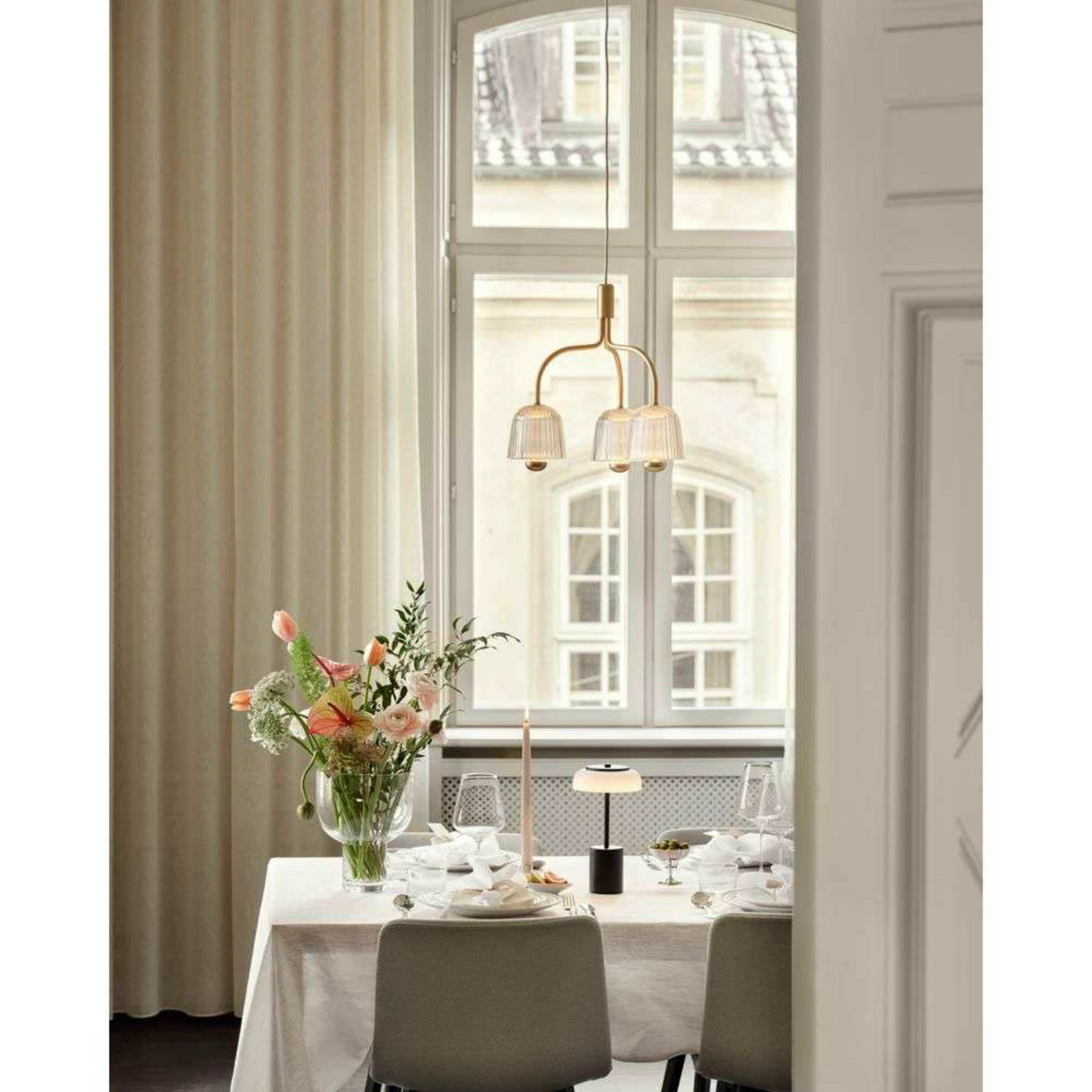 Blossi Portable Lampe de Table Mini Black/Opal - Nuura