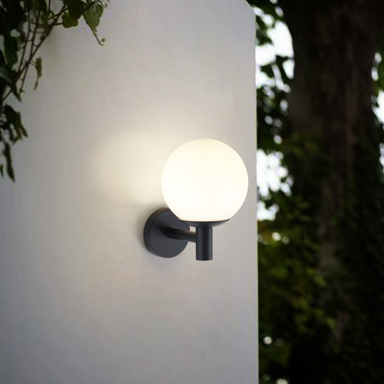 Lindby udendørs væglampe Dangan, hvid, glas, Ø 20 cm, IP44