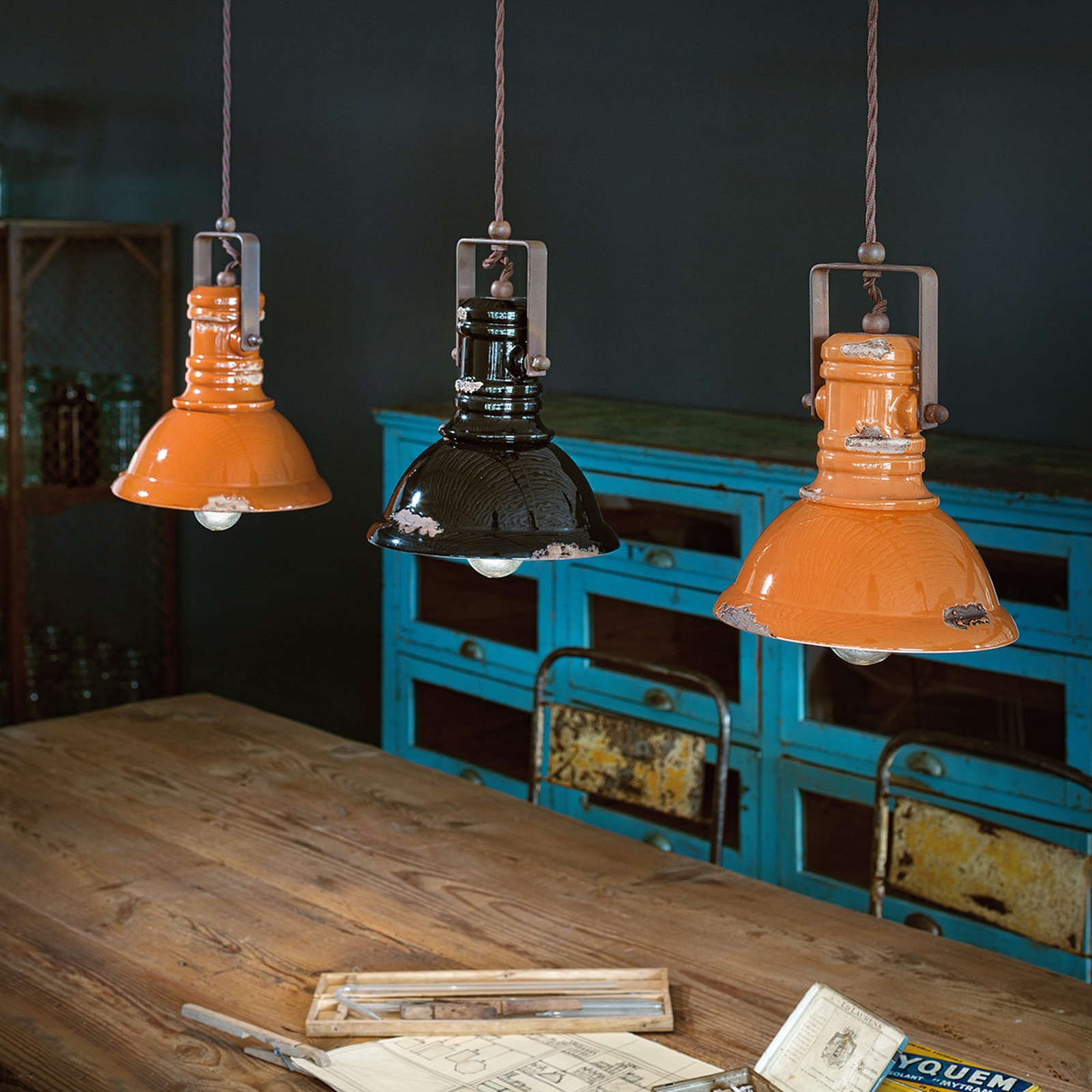 Candeeiro suspenso C1691 em design industrial preto