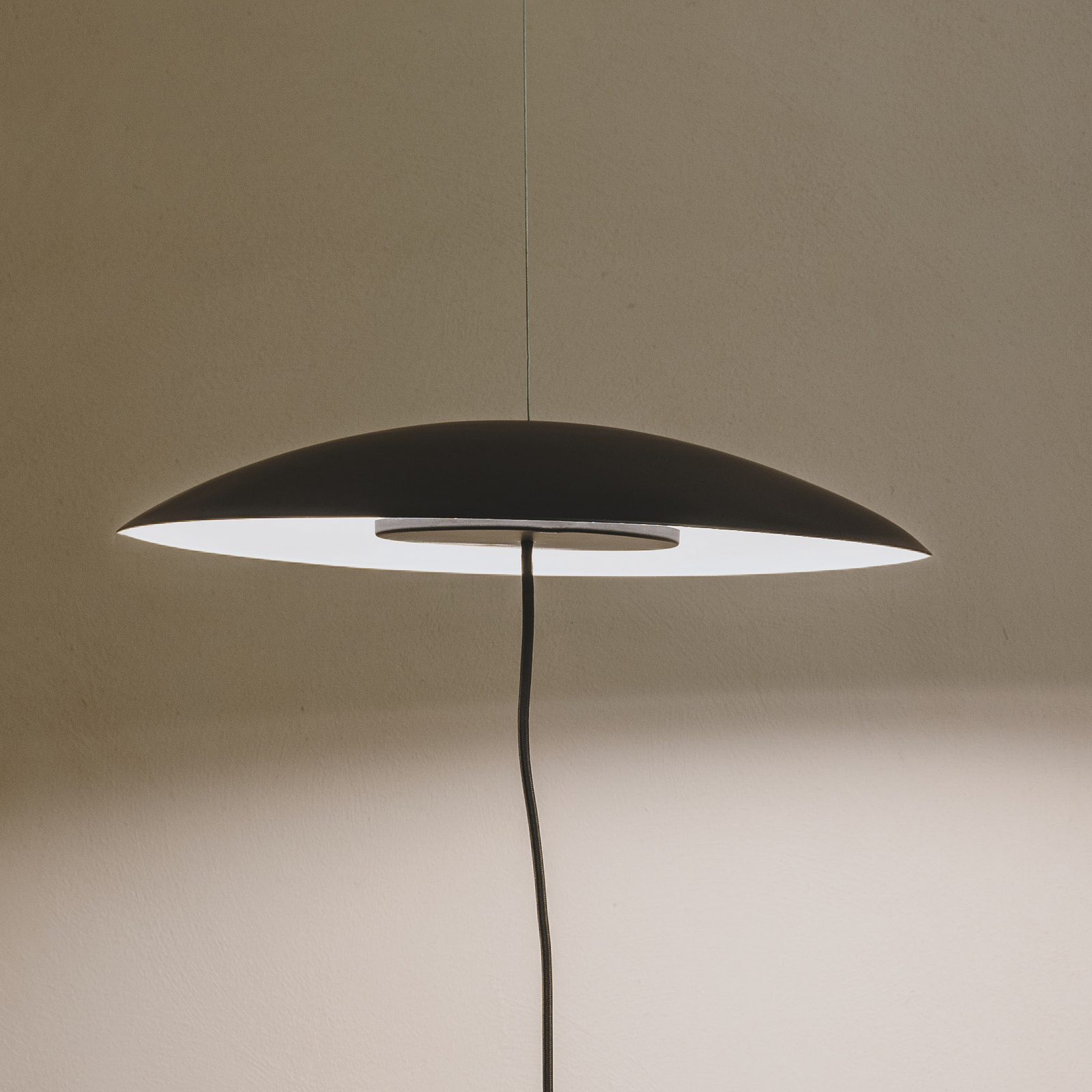 LEDS-C4 Noway Единична LED подова лампа с извита форма в черно