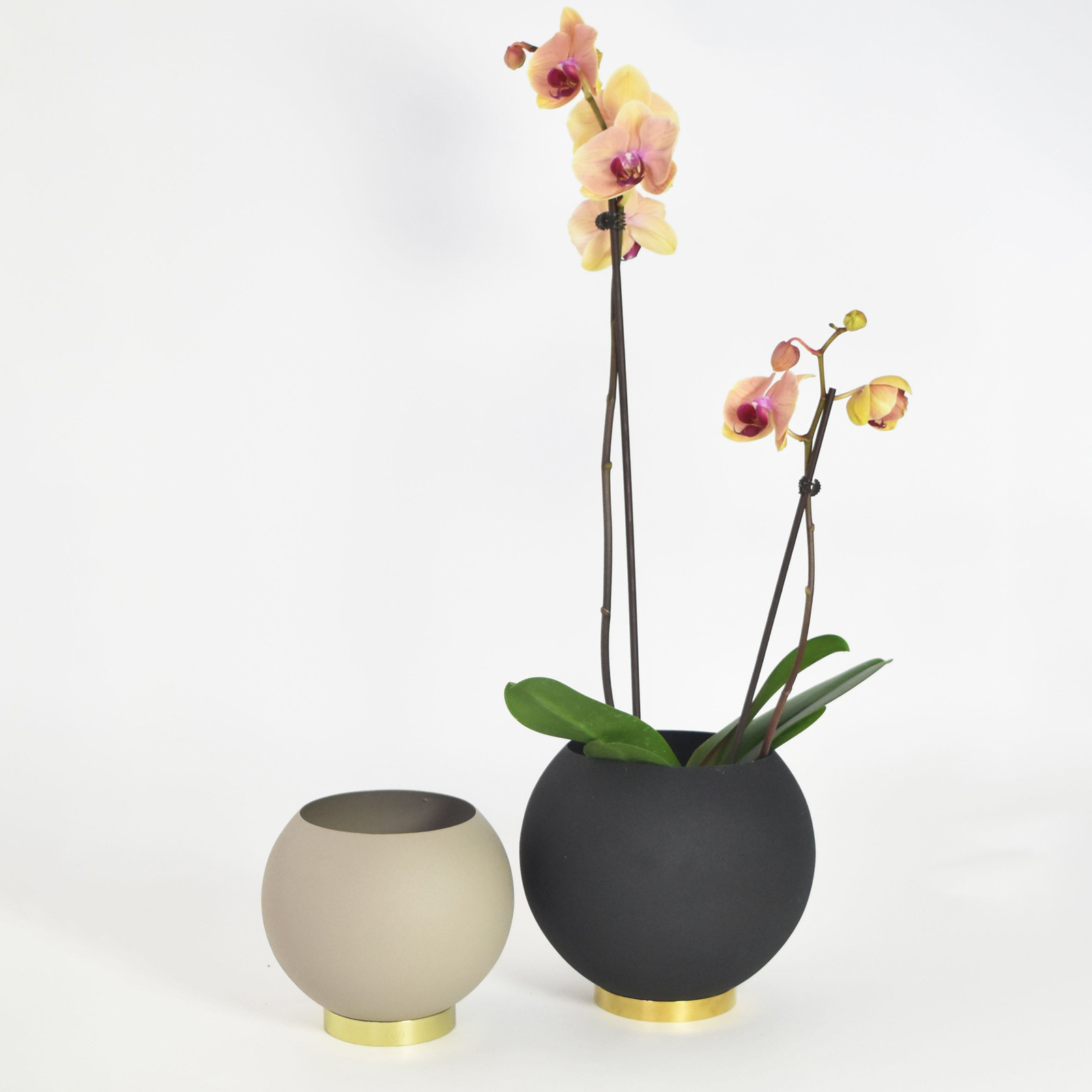 Vaso de flores AYTM Globe, Ø 21 cm, preto, alumínio, aço