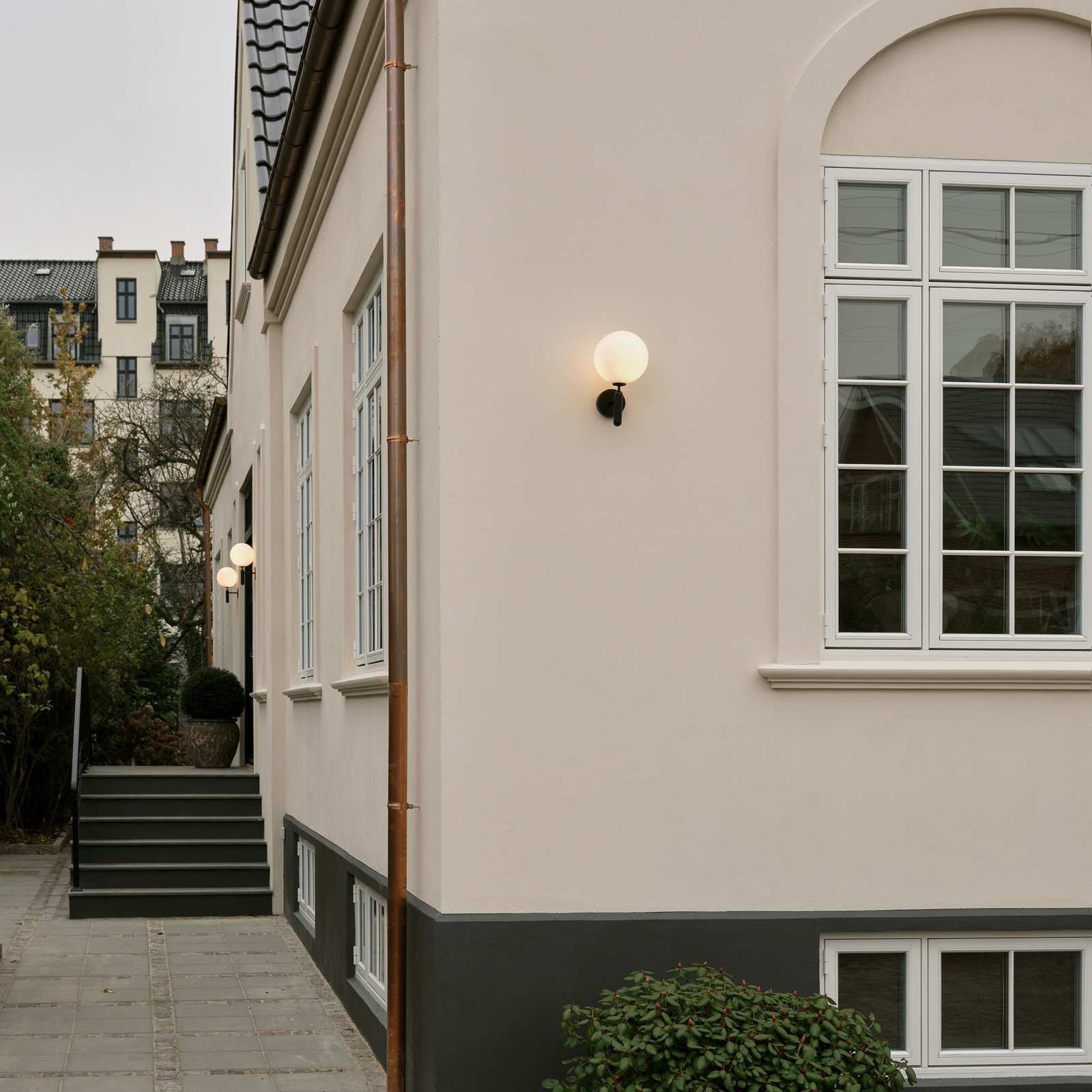 Utendørs vegglampe Miira, svart/opal, Ø 20 cm - Nuura