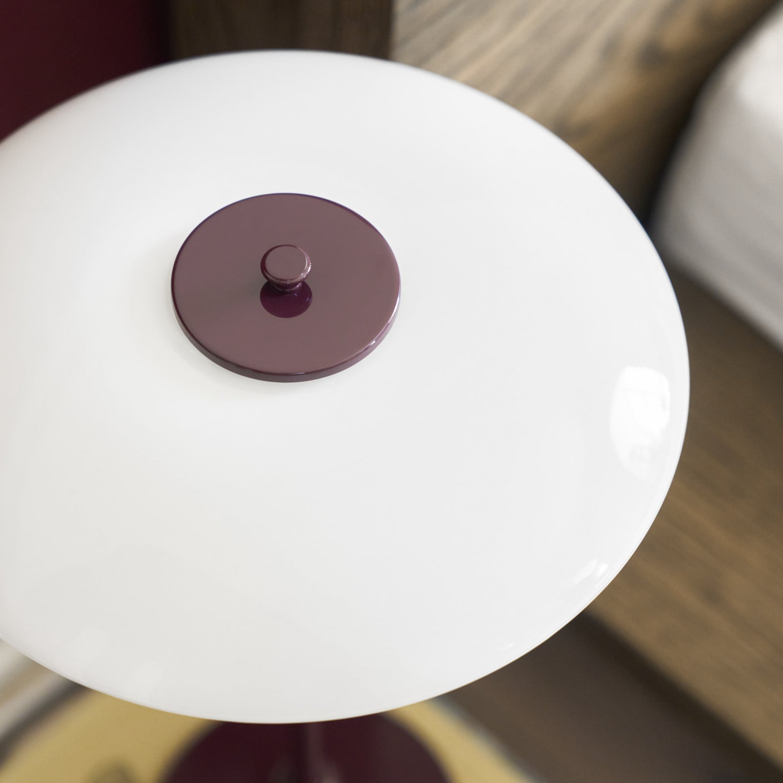 PH 3/2 pöytälamppu, kiiltävä viininpunainen, Ø 28 cm – Louis Poulsen PH 3/2 pöytälamppu, kiiltävä viininpunainen, Ø 28 cm – Louis Poulsen