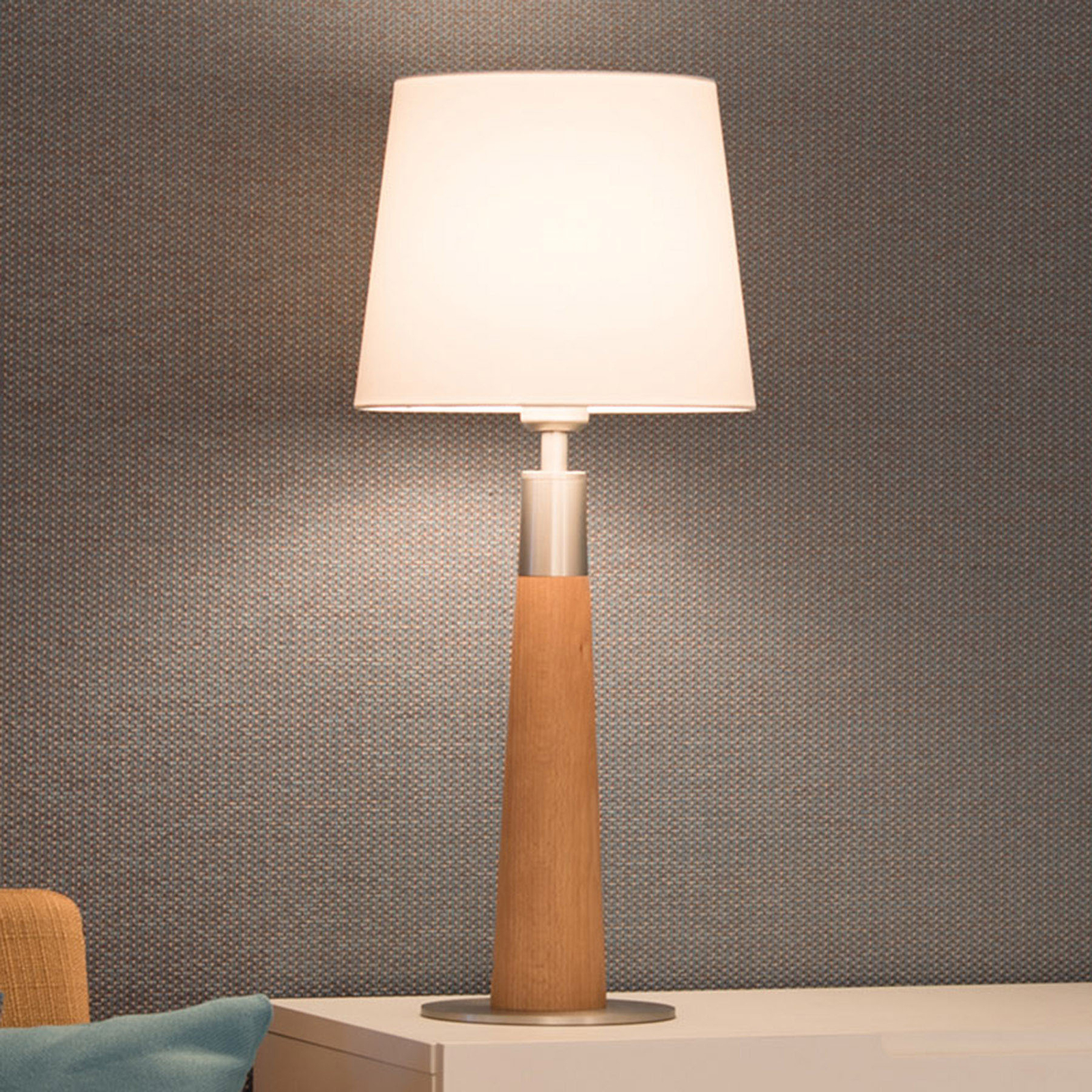HerzBlut Conico bordlampe, hvit, oljet eik, 58 cm