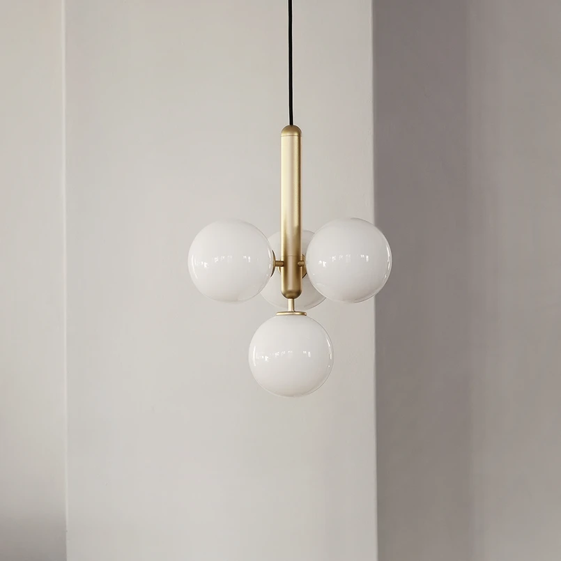 Nuura Aps - Miira 4 Ljuskrona Brass/Opal WhiteNuura | [""Ljuskrona - Taklampa"", ""Taklampa""] | Lampspecialisterna