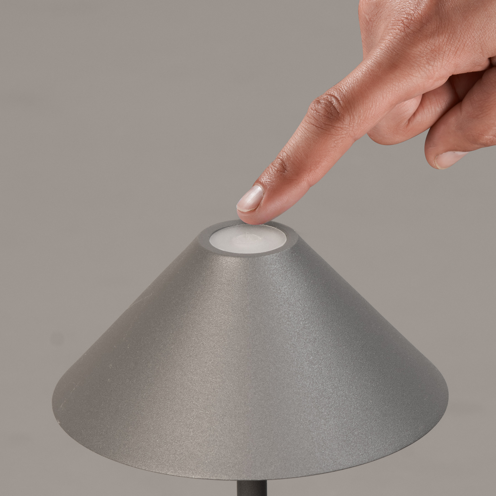 LED-Akku-Tischlampe Prato, sandgrau, Höhe 25 cm Metall, IP54