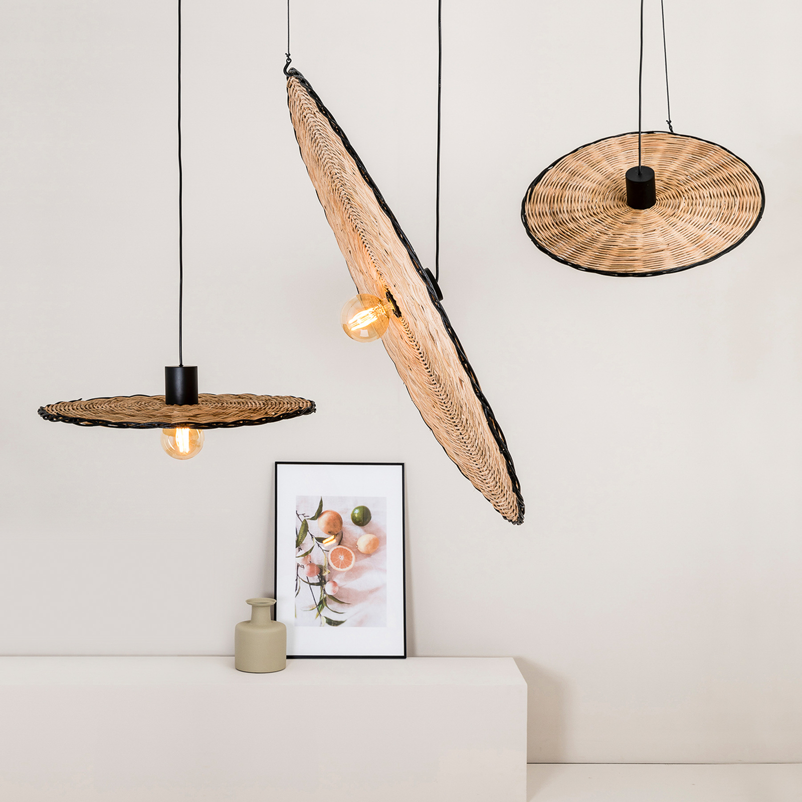 Lámpara colgante Costas, pantalla de ratán basculante, Ø 60cm