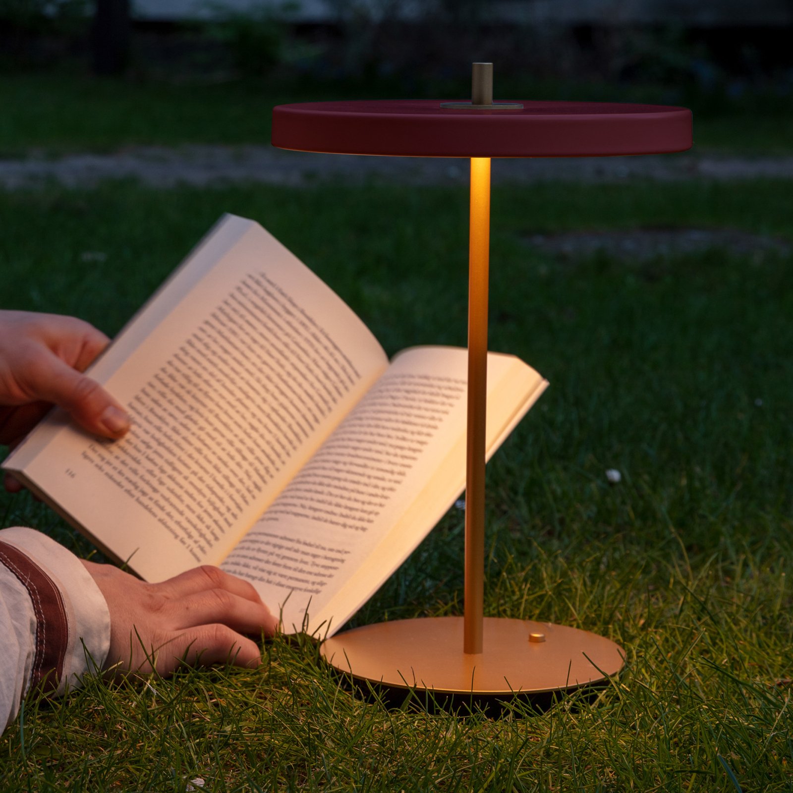 Asteria Move LED stolní lampa na baterie, červená/mosaz, 31 cm - UMAGE Asteria Move LED stolní lampa na baterie, červená/mosaz, 31 cm - UMAGE