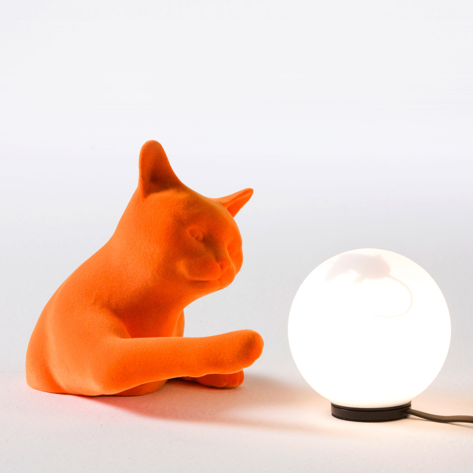 Karman table lamp Maoo, ceramic orange, glass, cat figurine