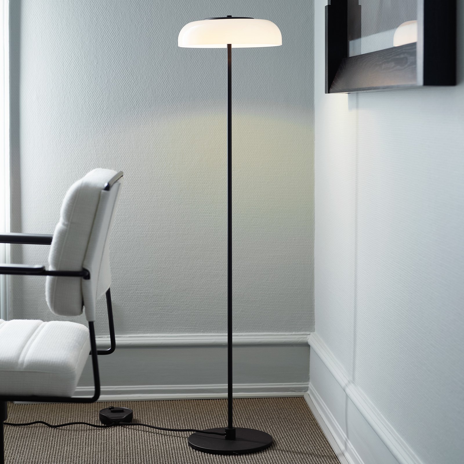 Nuura Blossi Floor Ø 29 LED-gulvlampe, sort/hvid