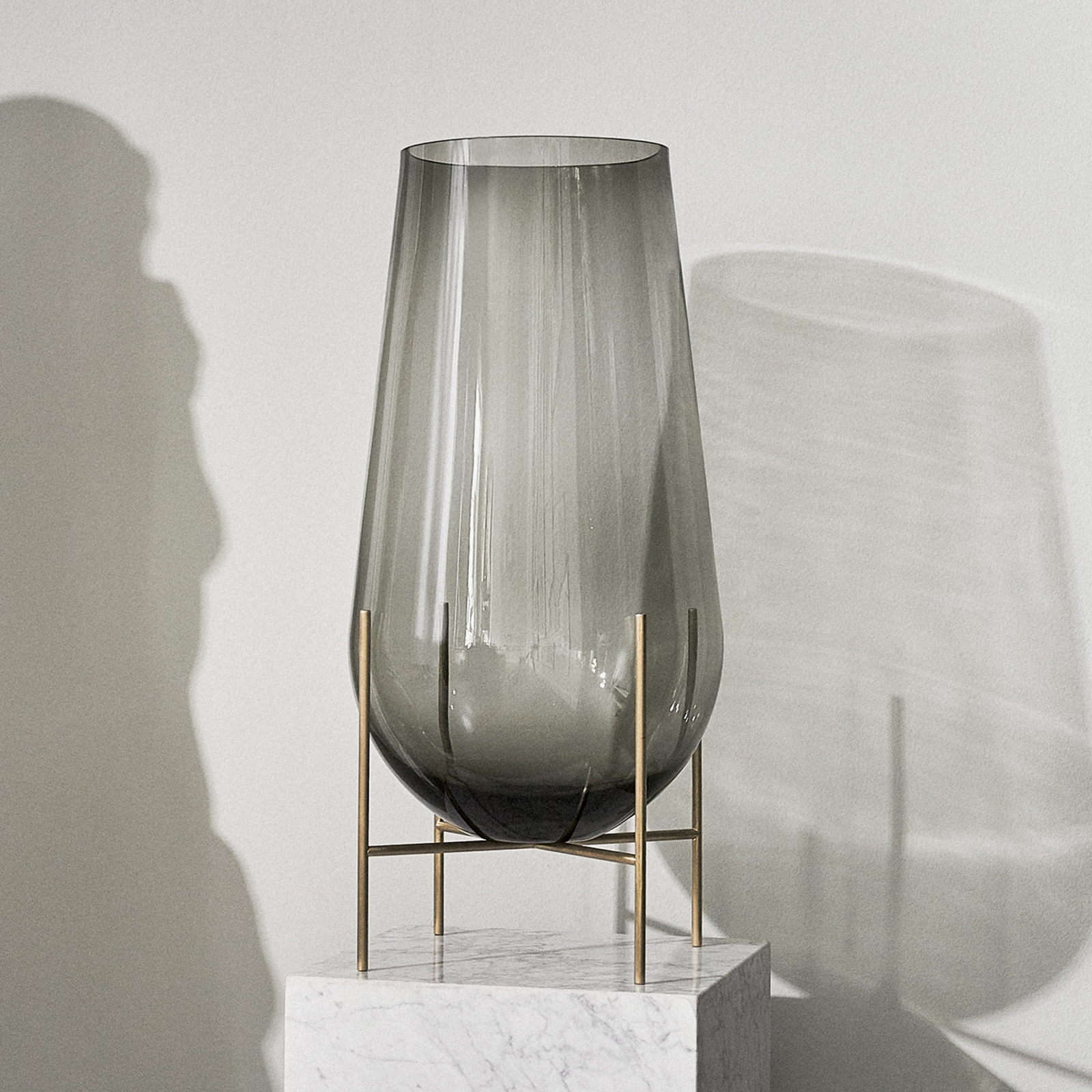 Echasse Vase, Höhe 45 cm, rauchgrau/grün/messing - Audo