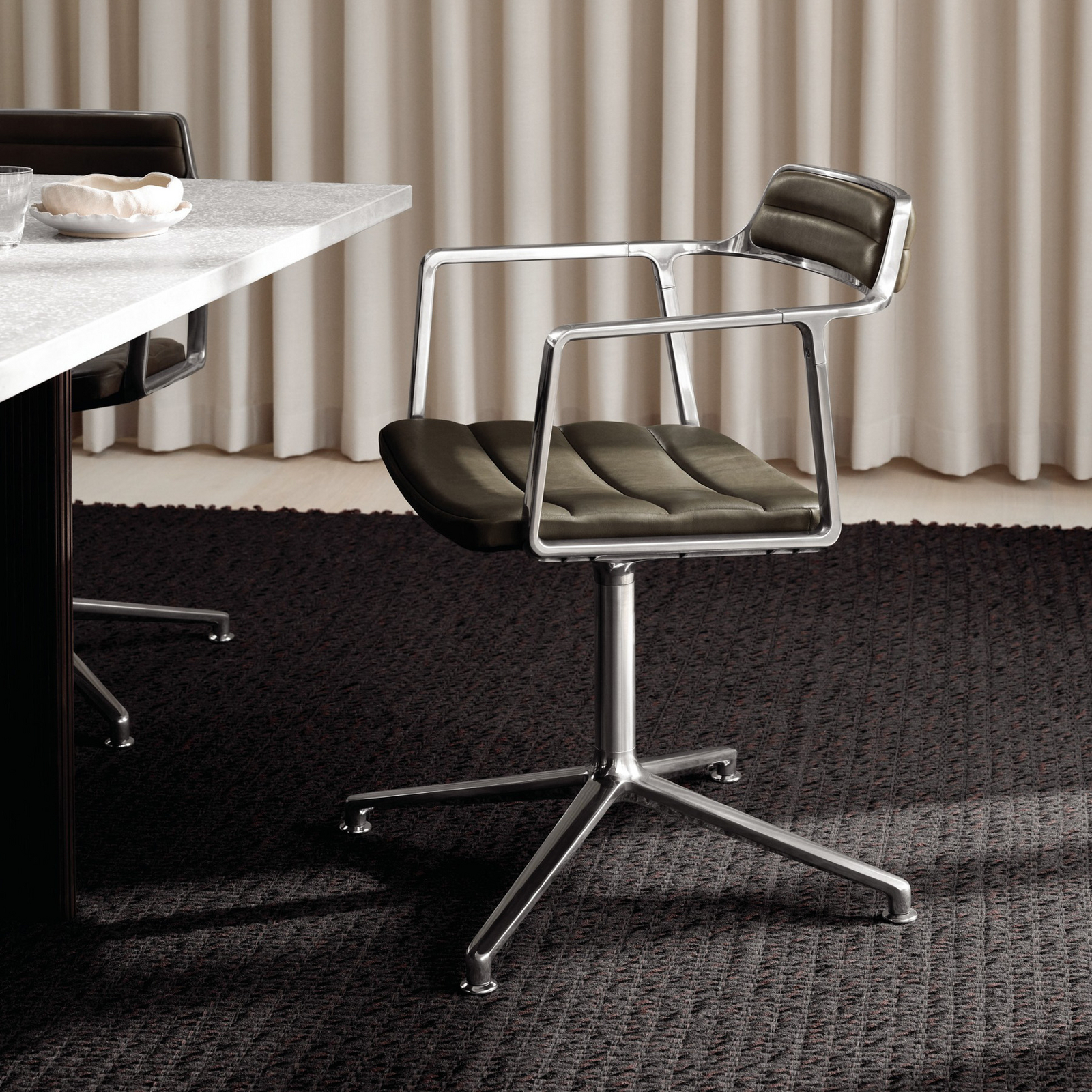 Vipp452 Swivel irodai szék, olíva, bőr/alumínium – Vipp Vipp452 Swivel irodai szék, olíva, bőr/alumínium – Vipp