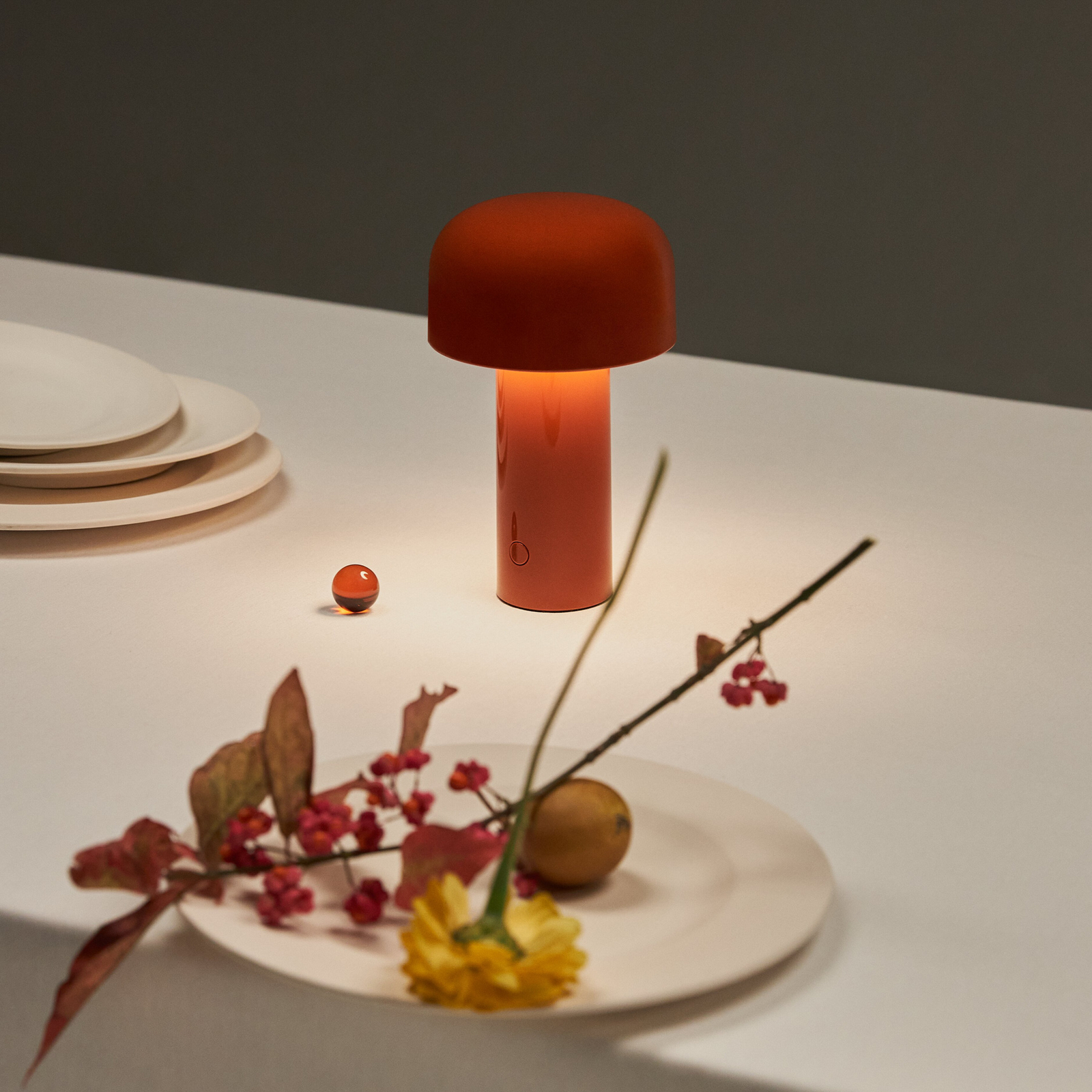 Flos LED-Akku-Tischlampe Bellhop, rot, 21 cm, dim., IP54 Flos LED-Akku-Tischlampe Bellhop, rot, 21 cm, dim., IP54