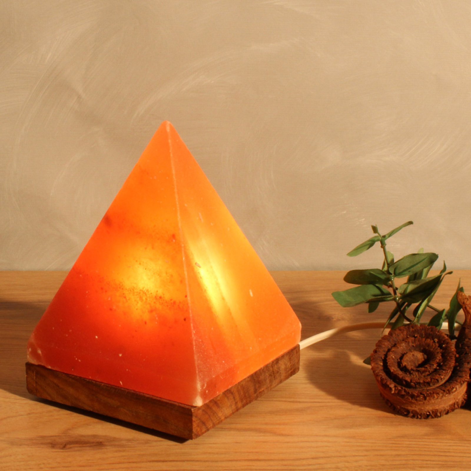 Zoutlamp Piramide met lamphouder, barnsteen
