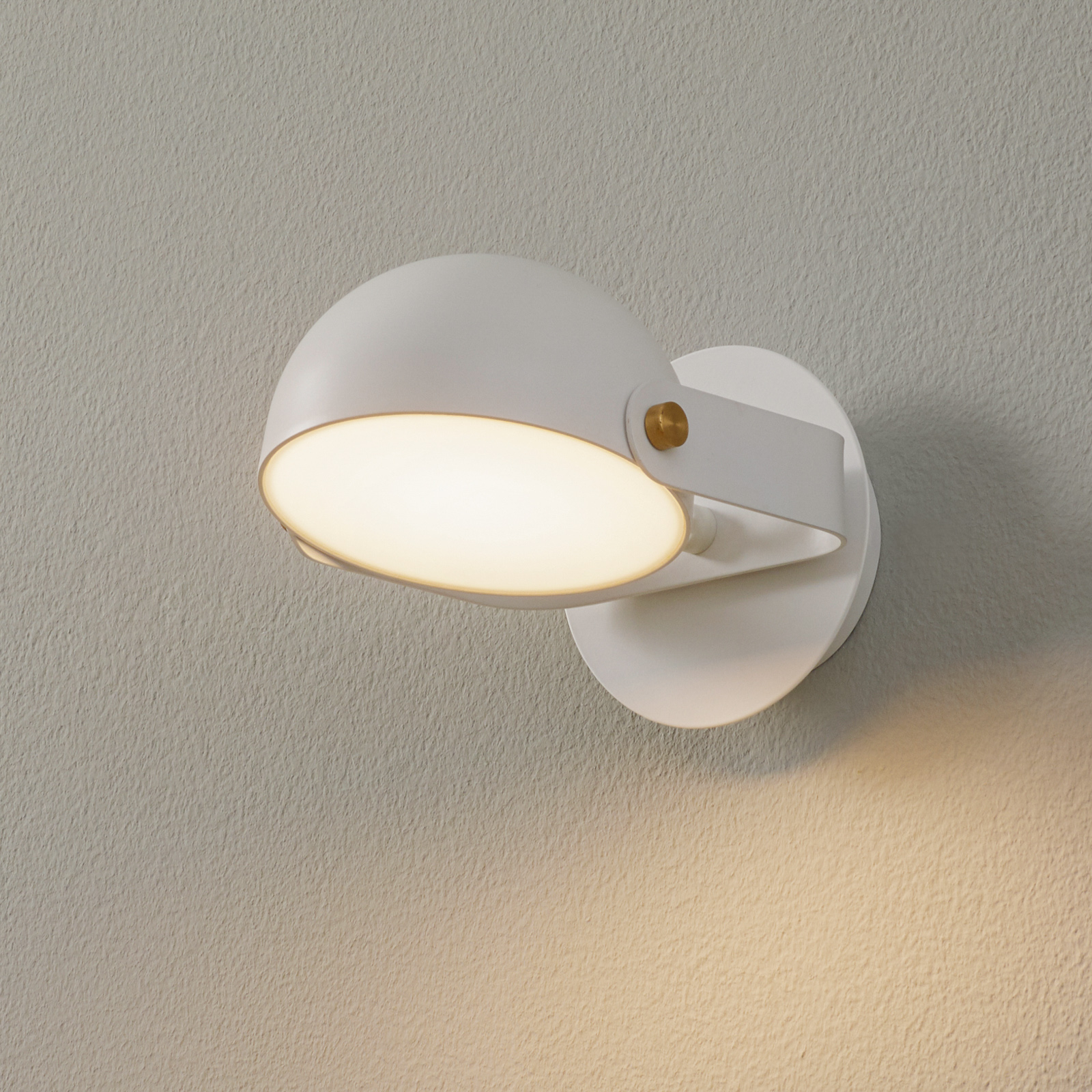 LED-Wandleuchte Hemi mit schwenkbarem Schirm