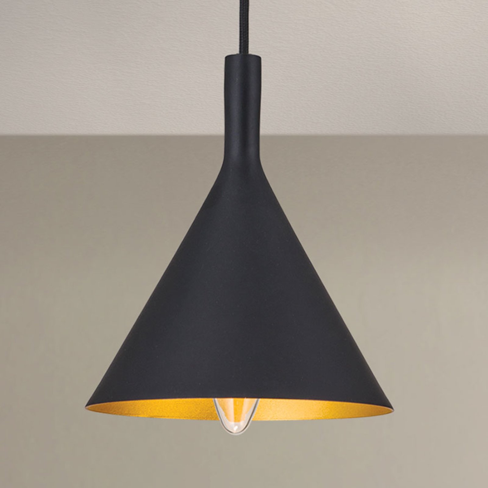 Lámpara colgante Gunda, forma cónica, negro-dorado