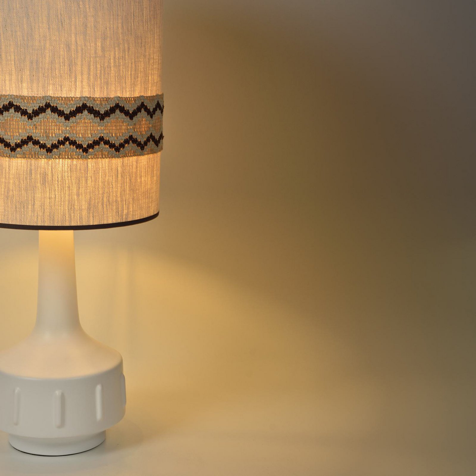 Jimmy Tischlampe weiß/beige Borte Höhe 83 cm - MARKET SET Jimmy Tischlampe weiß/beige Borte Höhe 83 cm - MARKET SET