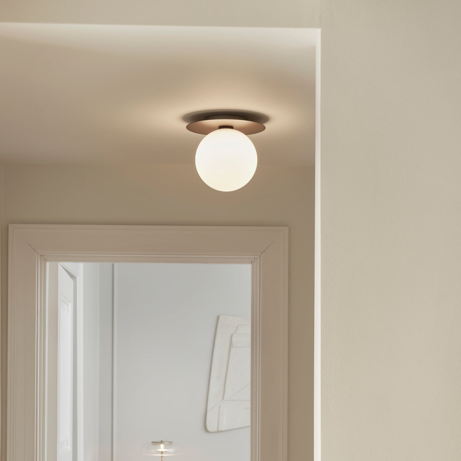 Liila 1 wall light, bronze/opal, Ø 25.5 cm, IP 44 - Nuura